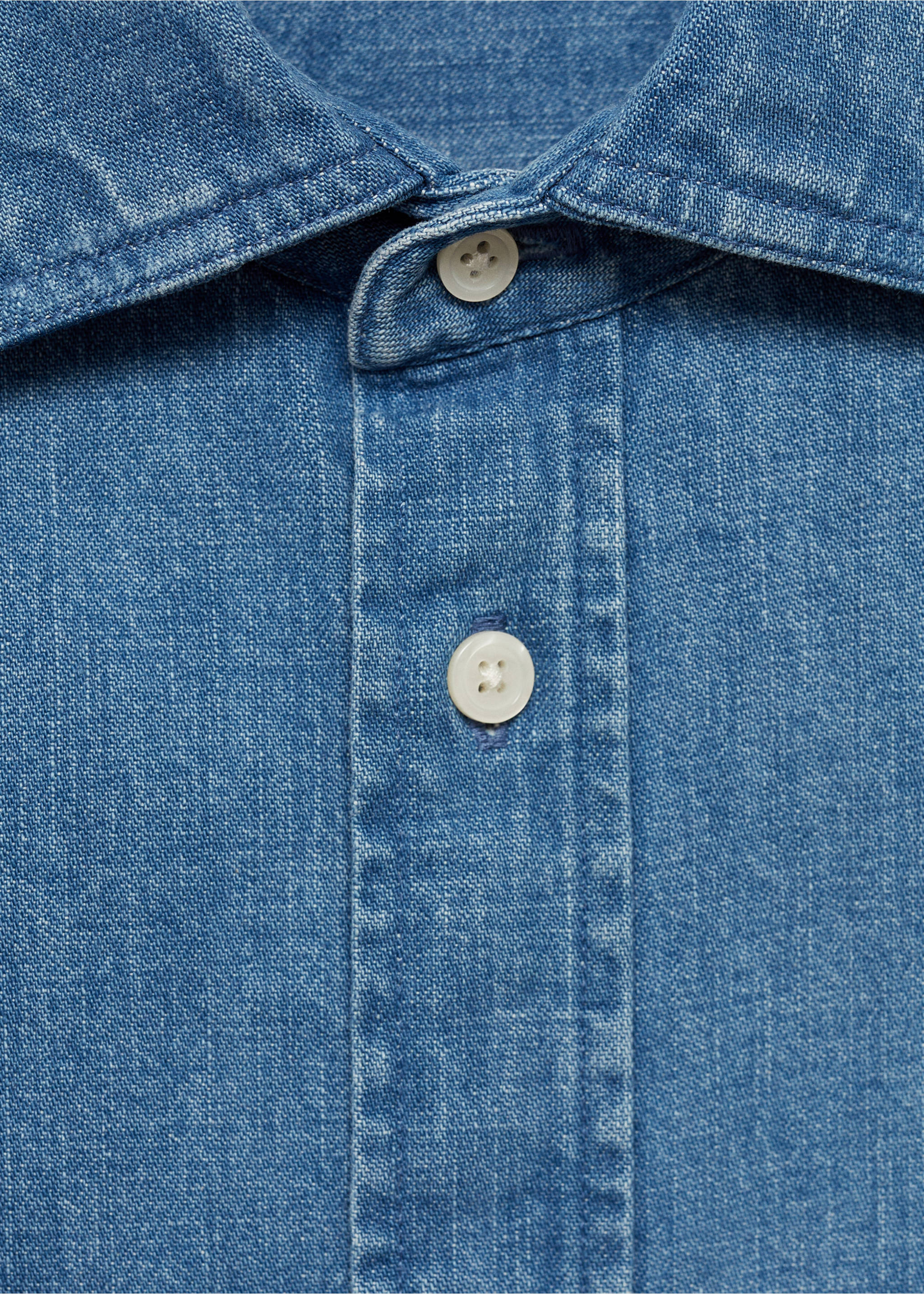 Camisa vaquera regular fit - Detalle del artículo 8, Azul medio. Ref: 77097916-00.