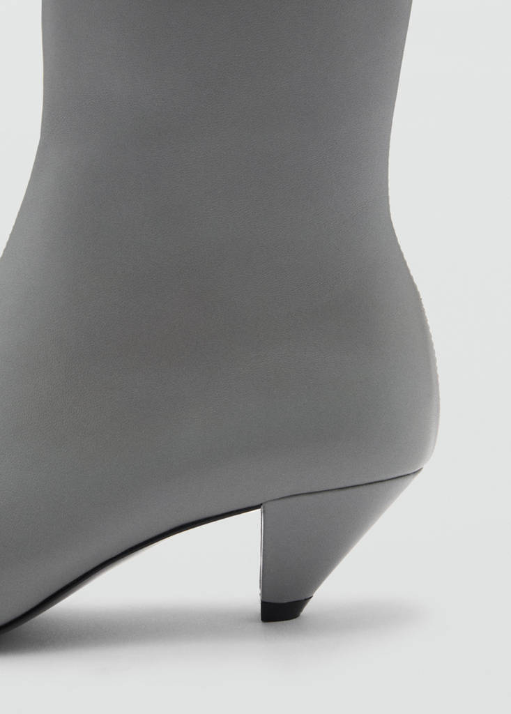 Squared toe leather ankle boots — Grey