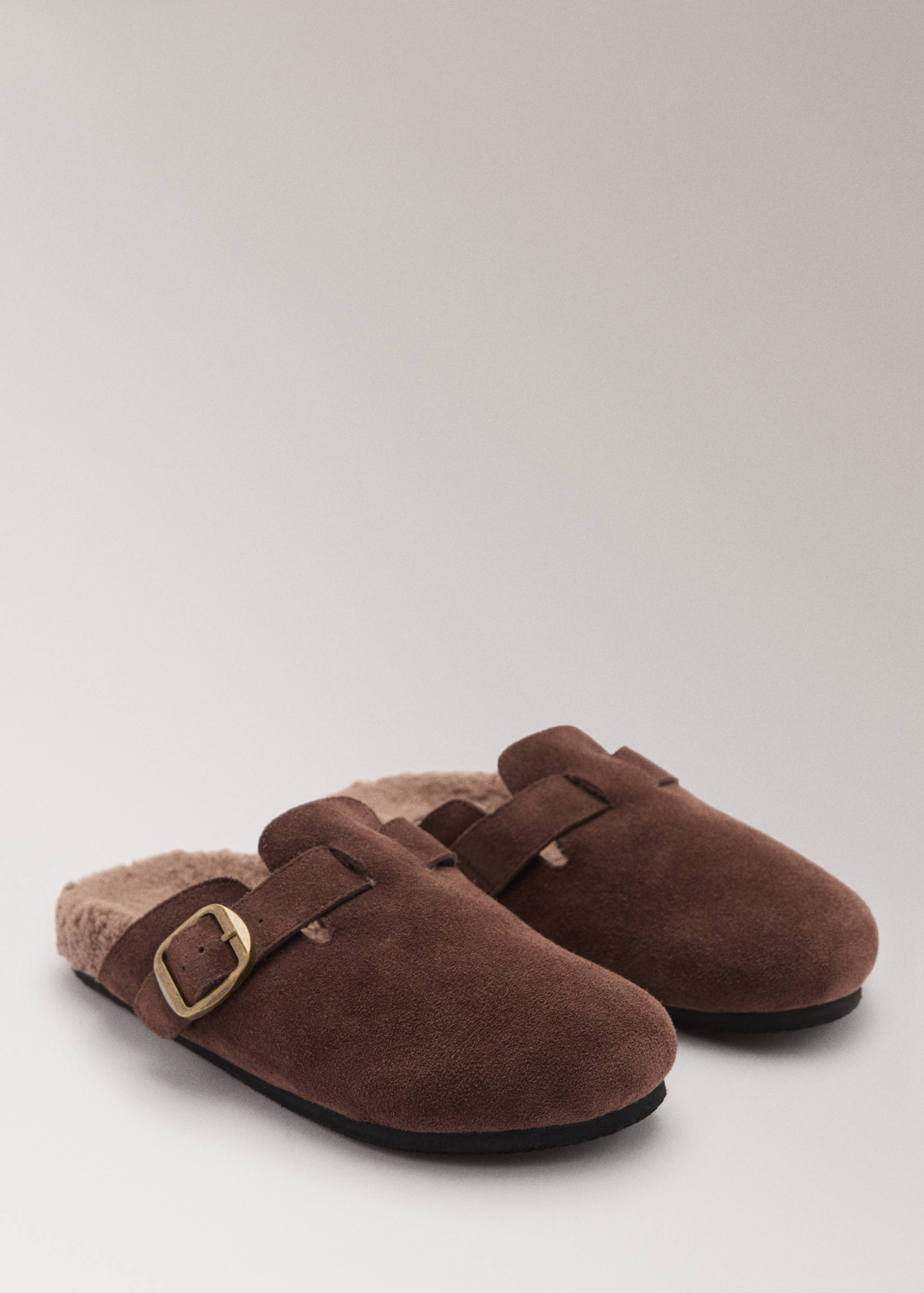 Домашние тапочки с пряжкой - Средний план