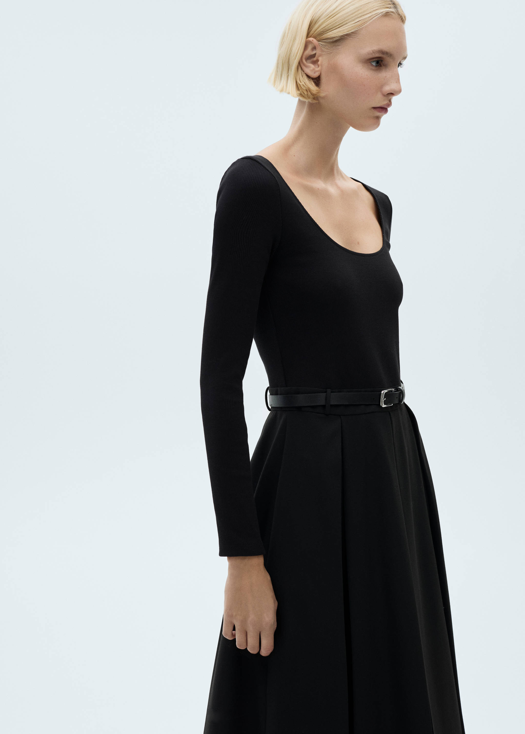 Robe plissée combinée ceinture - Plan moyen