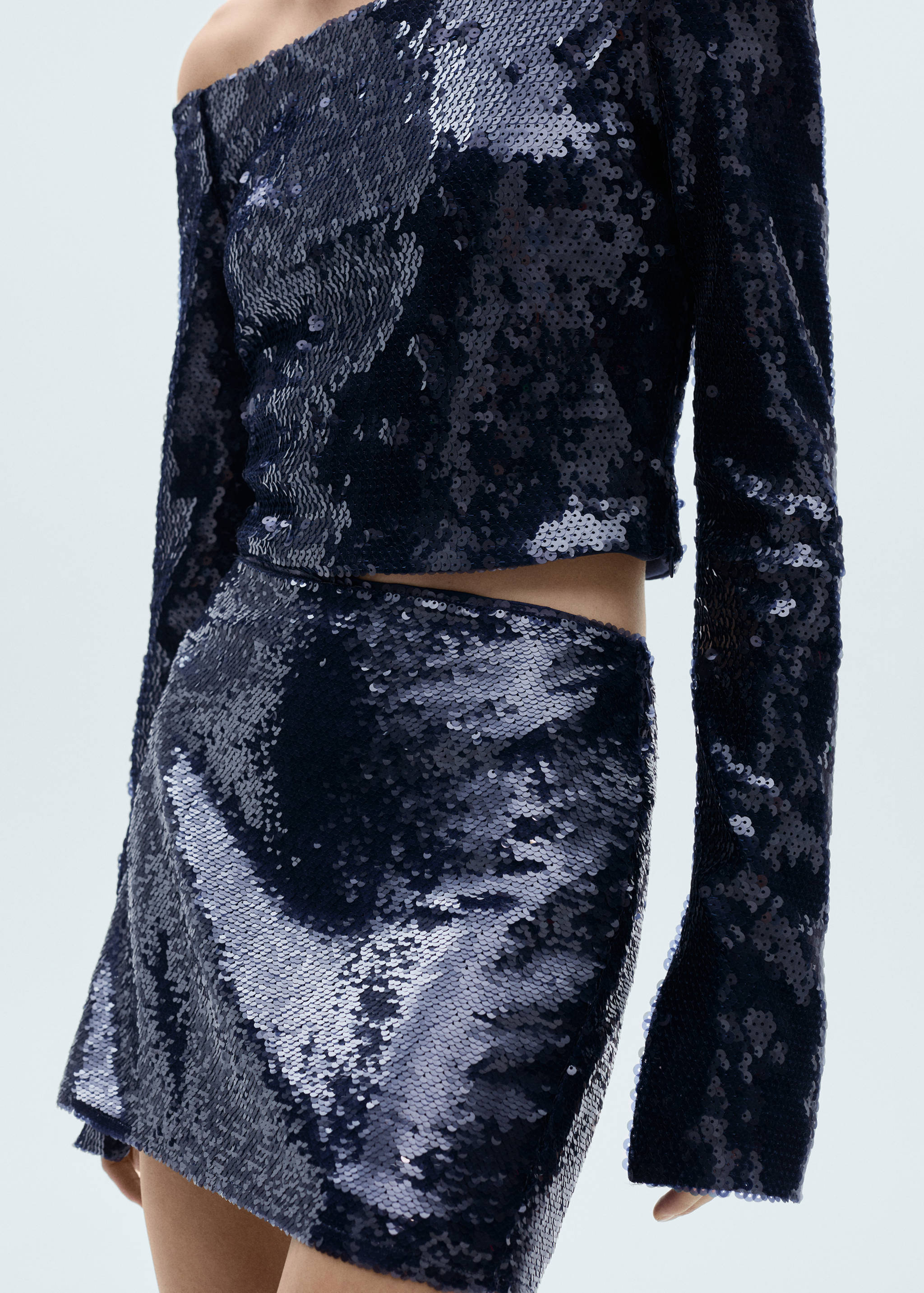 Mini-jupe à paillettes - Plan moyen