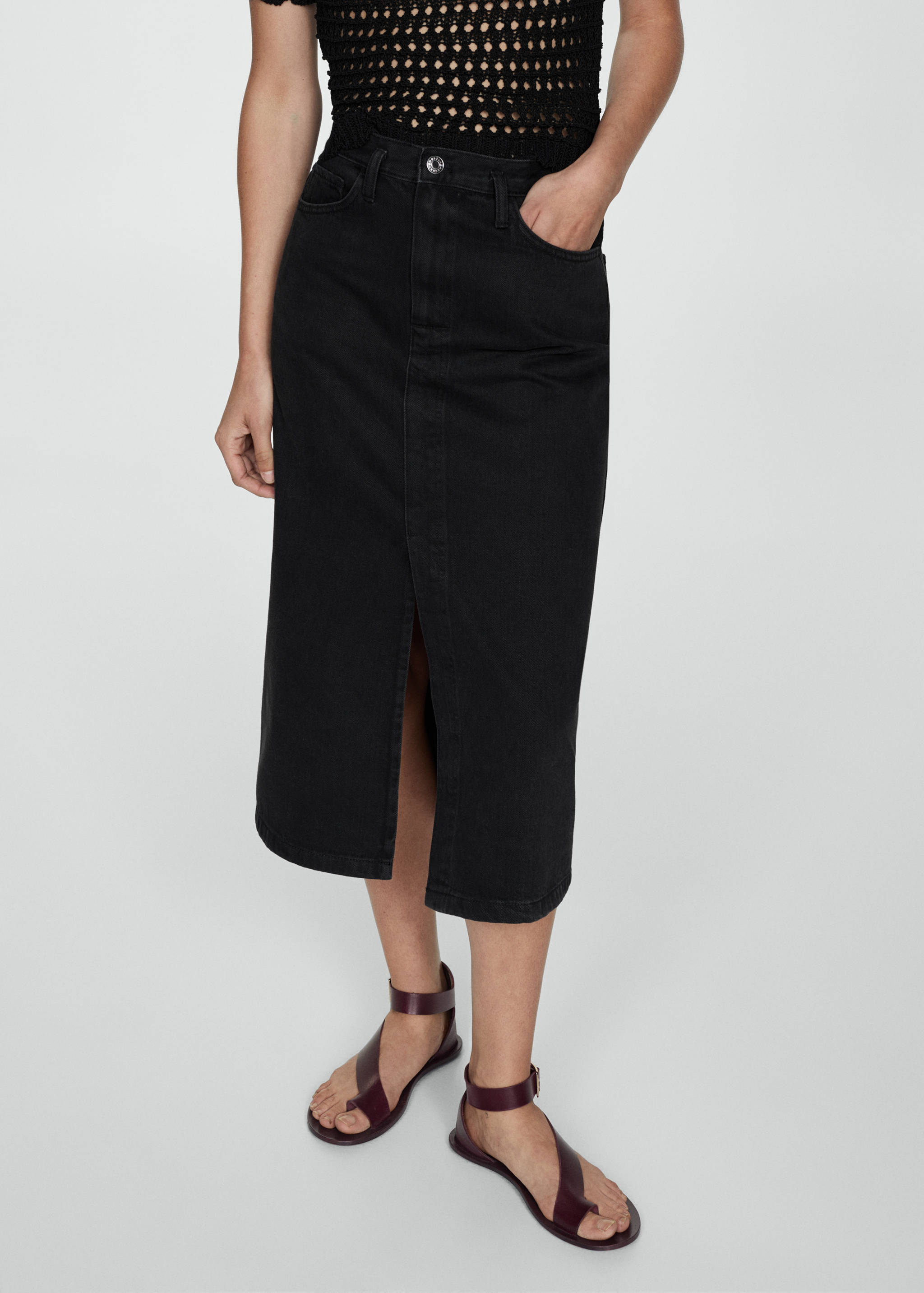 Jupe jean fendue - Plan moyen