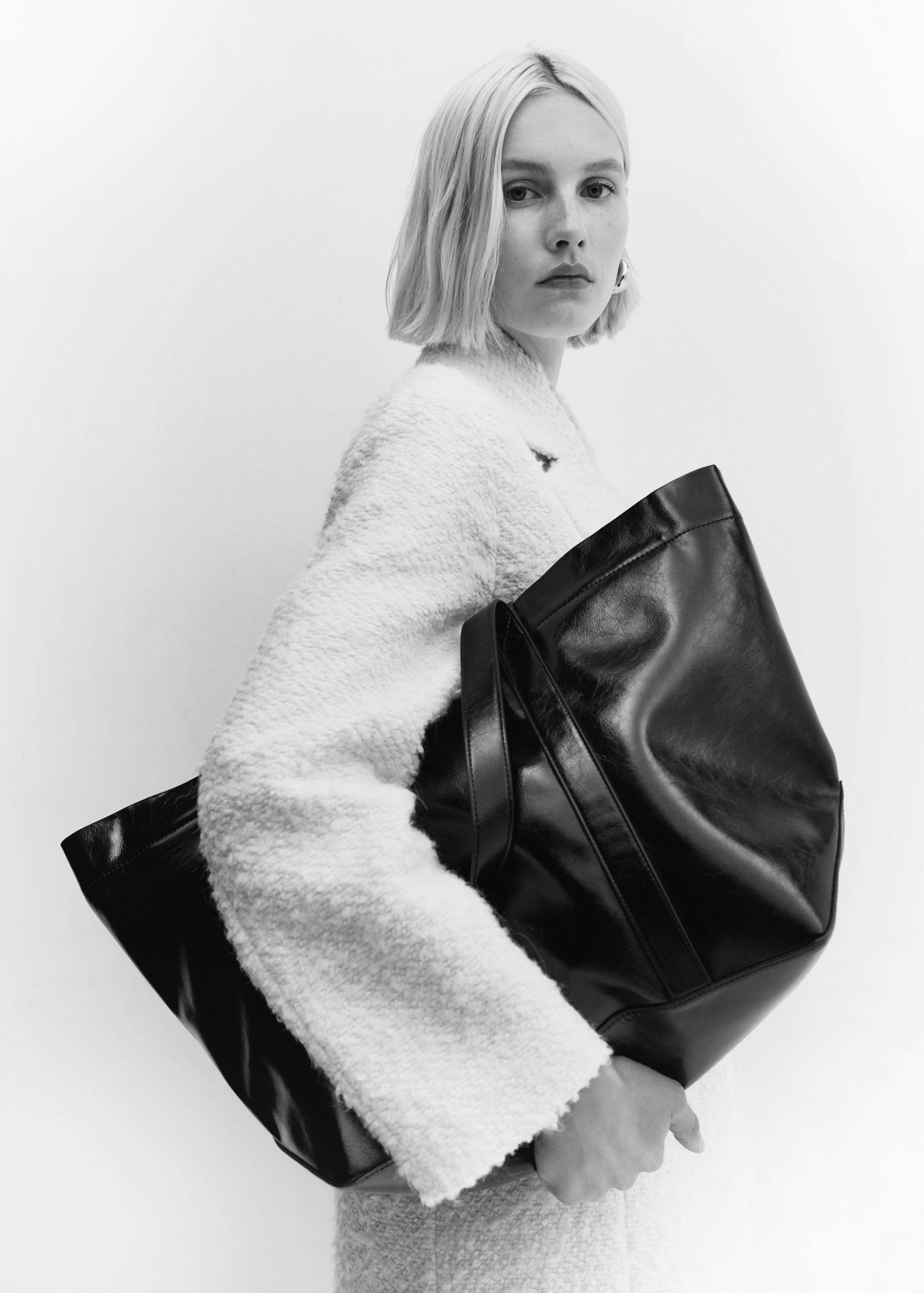 Coat with lapels and belt - Details of the article 2