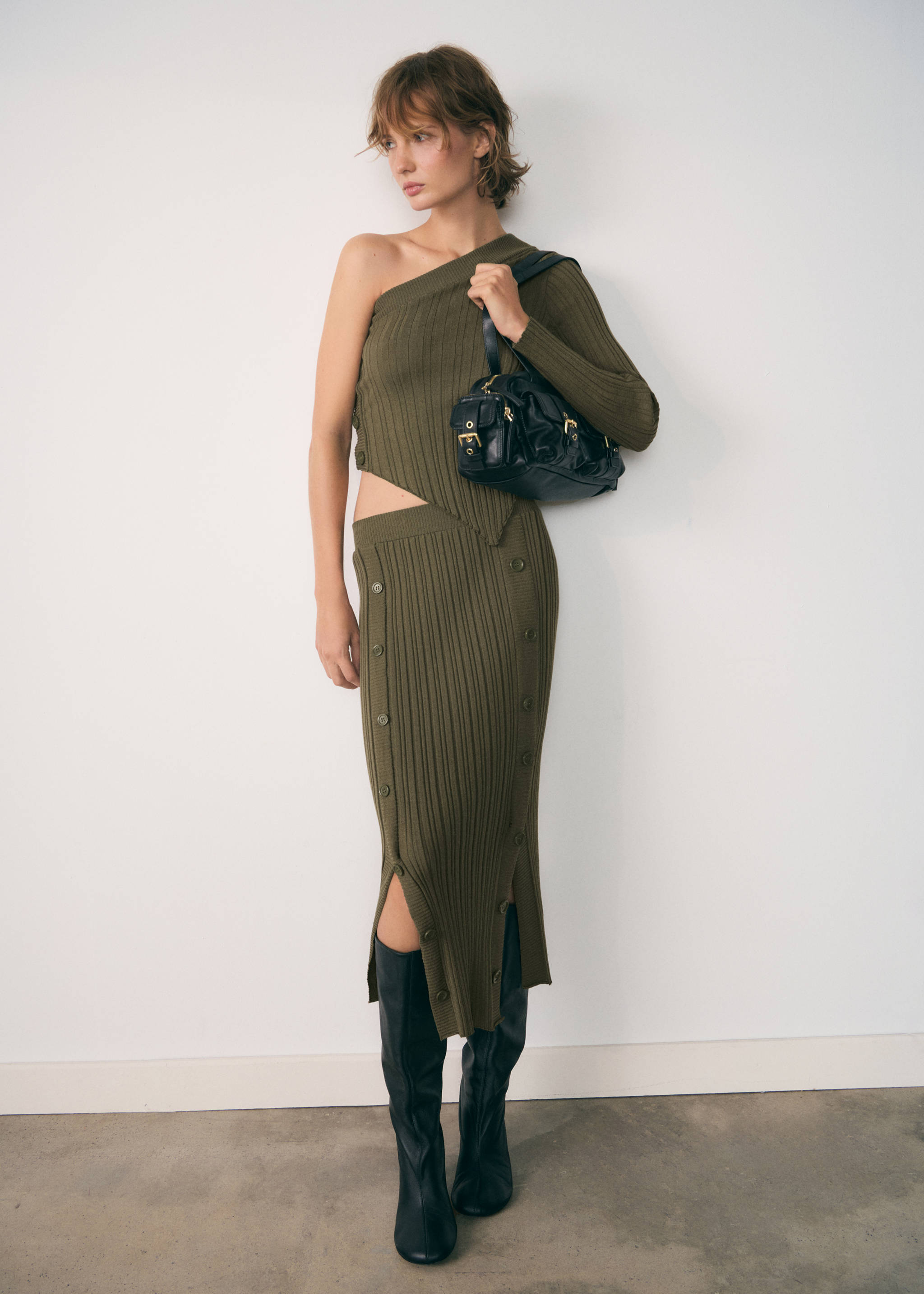 Asymmetrischer Pullover mit Rippstruktur - Allgemeine Ansicht