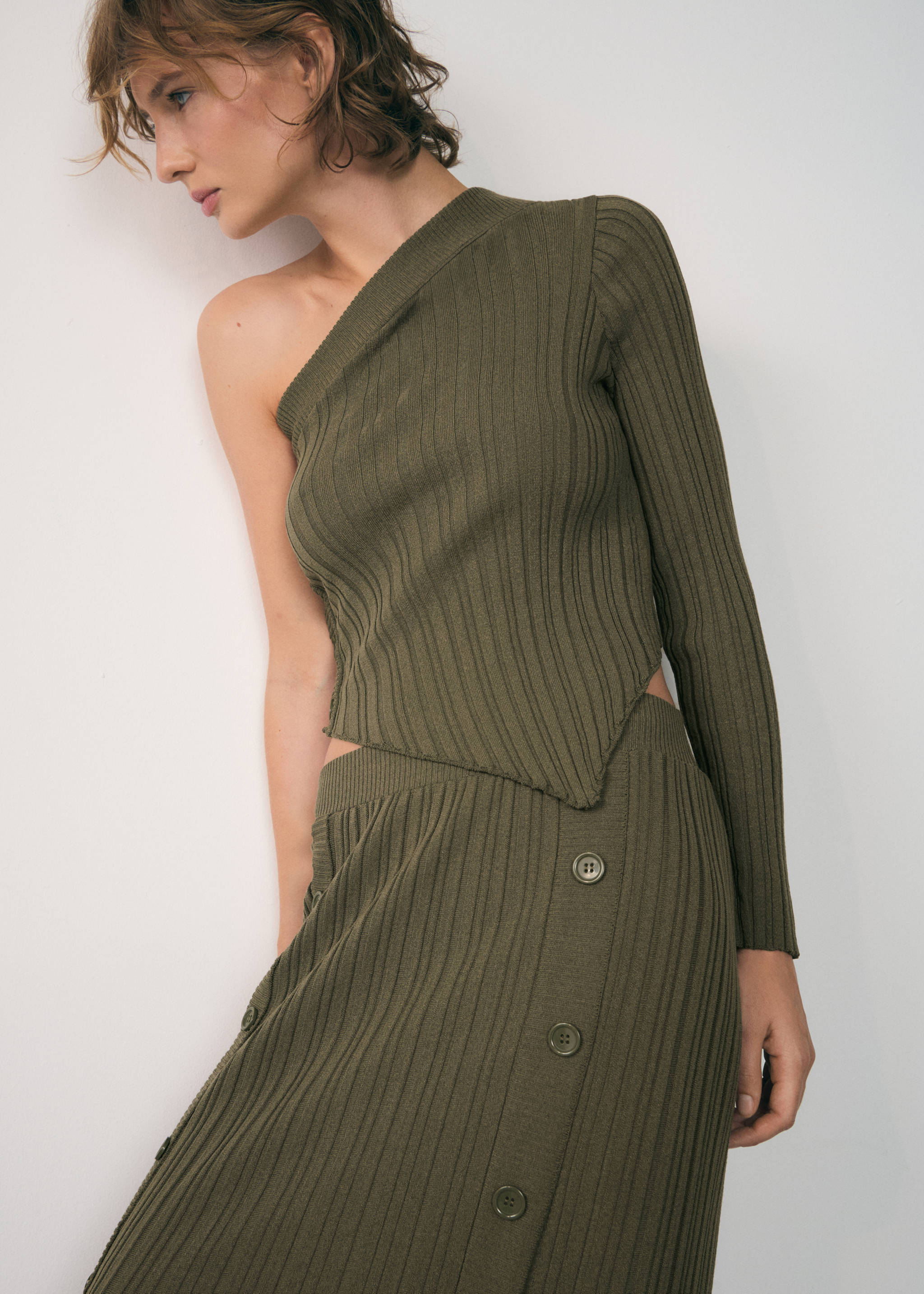 Asymmetrischer Pullover mit Rippstruktur - Mittlere Ansicht