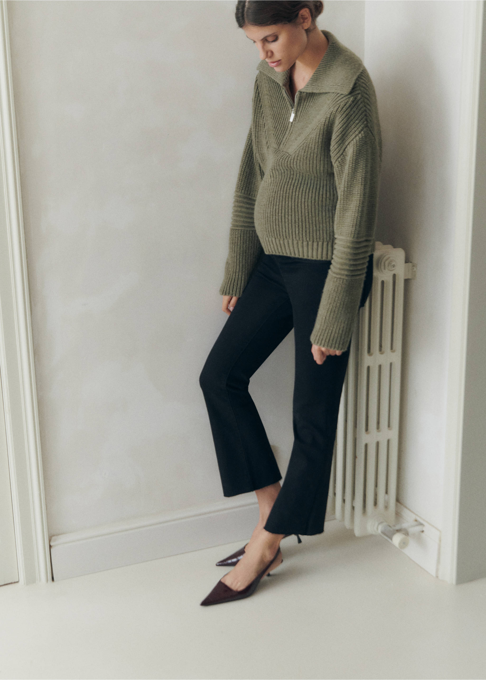 Maternity flared cropped jeans - Details of the article 3, Black denim. Ref: 87000217-00.