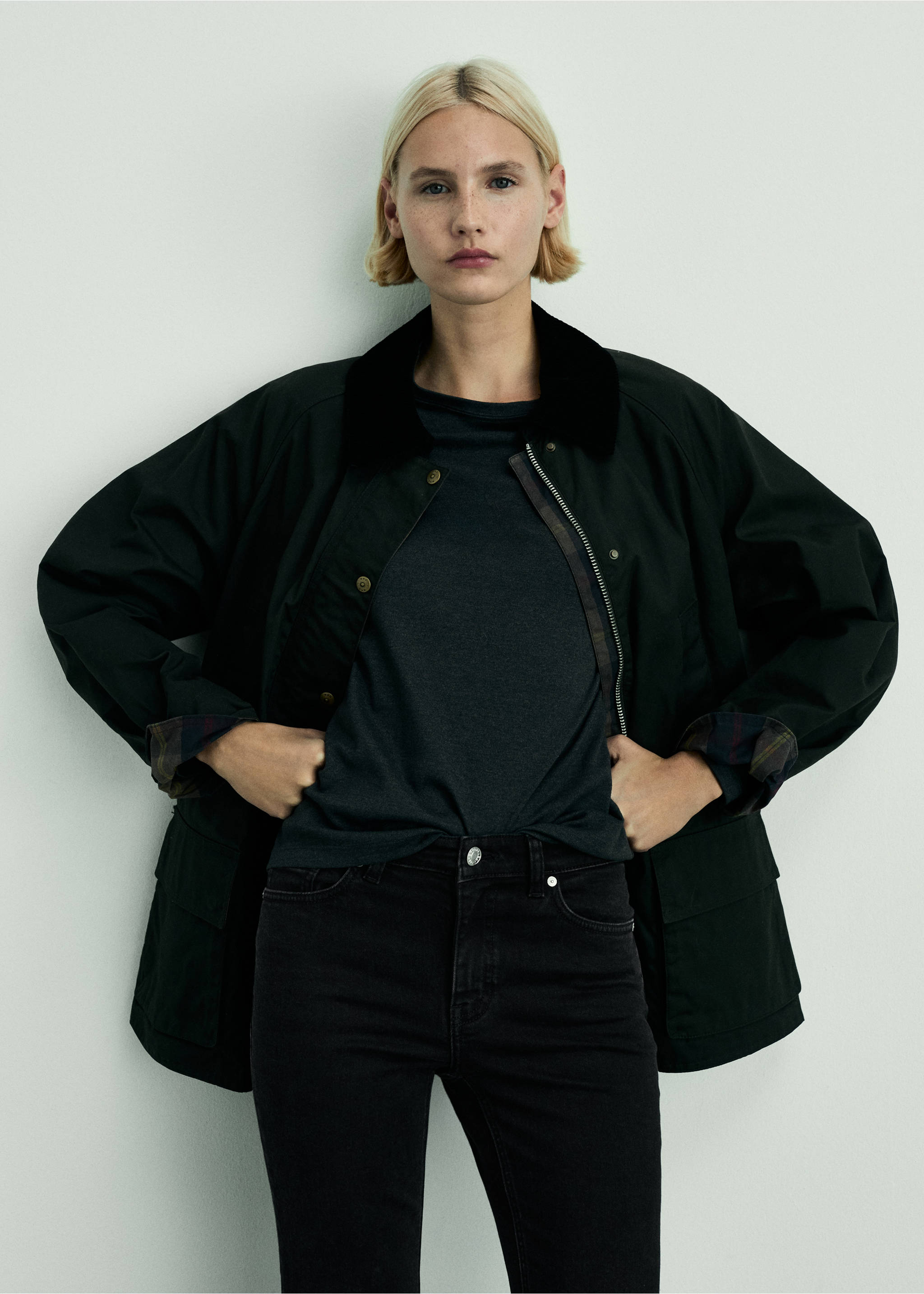 Jean Sienna flare crop - Détail de l'article 1, Black denim. Ref: 87000223-00.