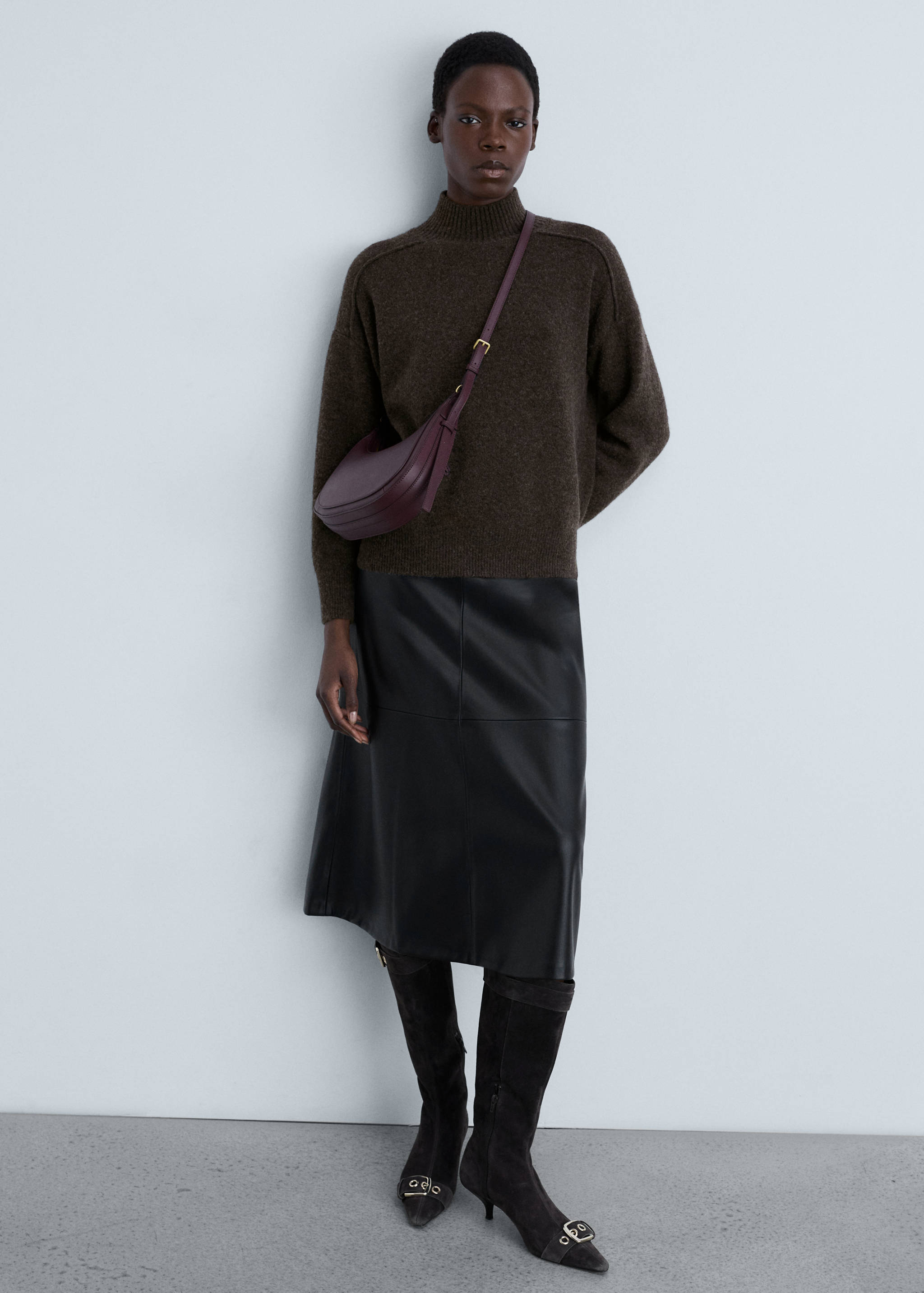 Perkins-neck sweater with seams - General plane
