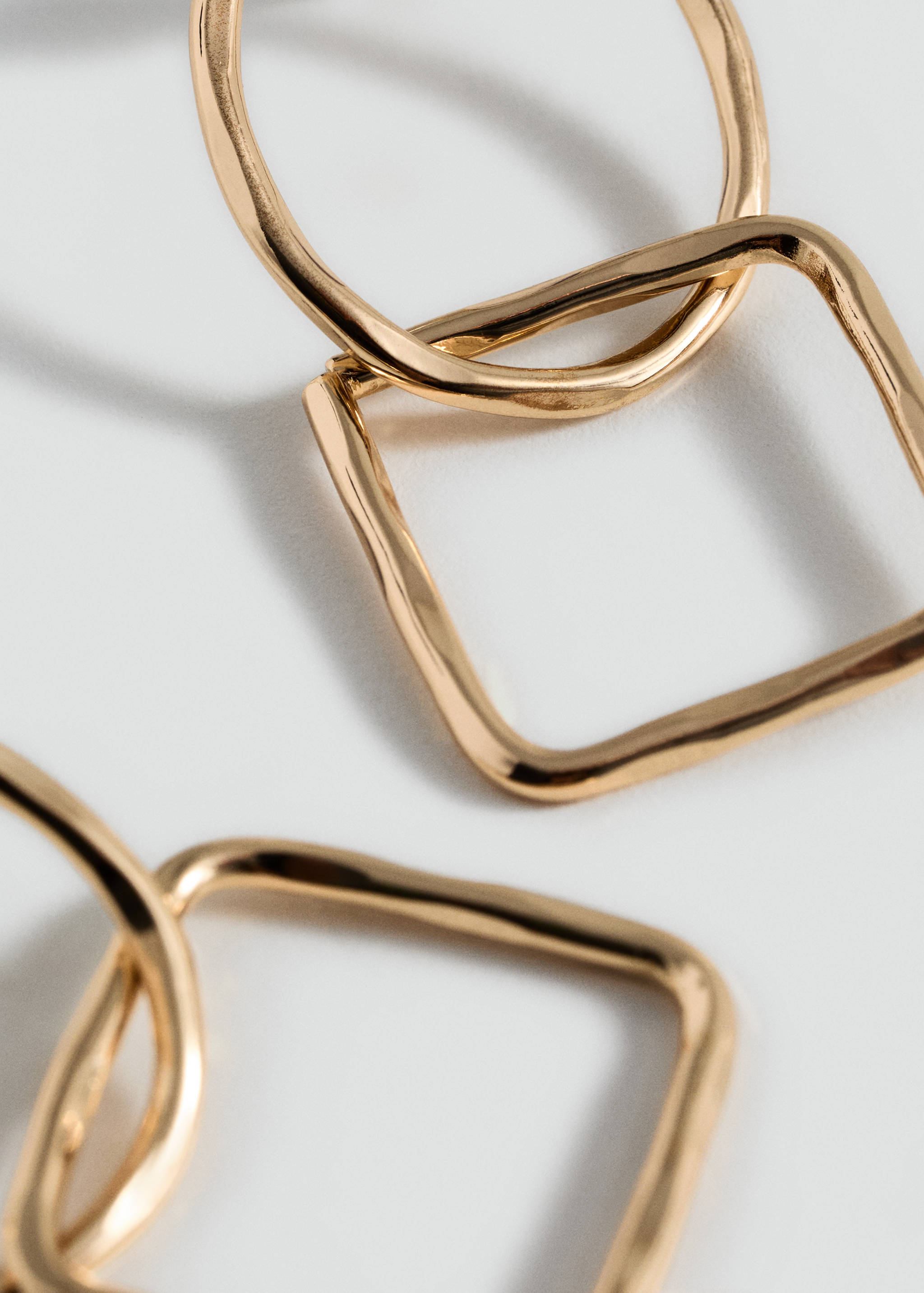 أقراط بتصميم متشابك - رؤية وسط