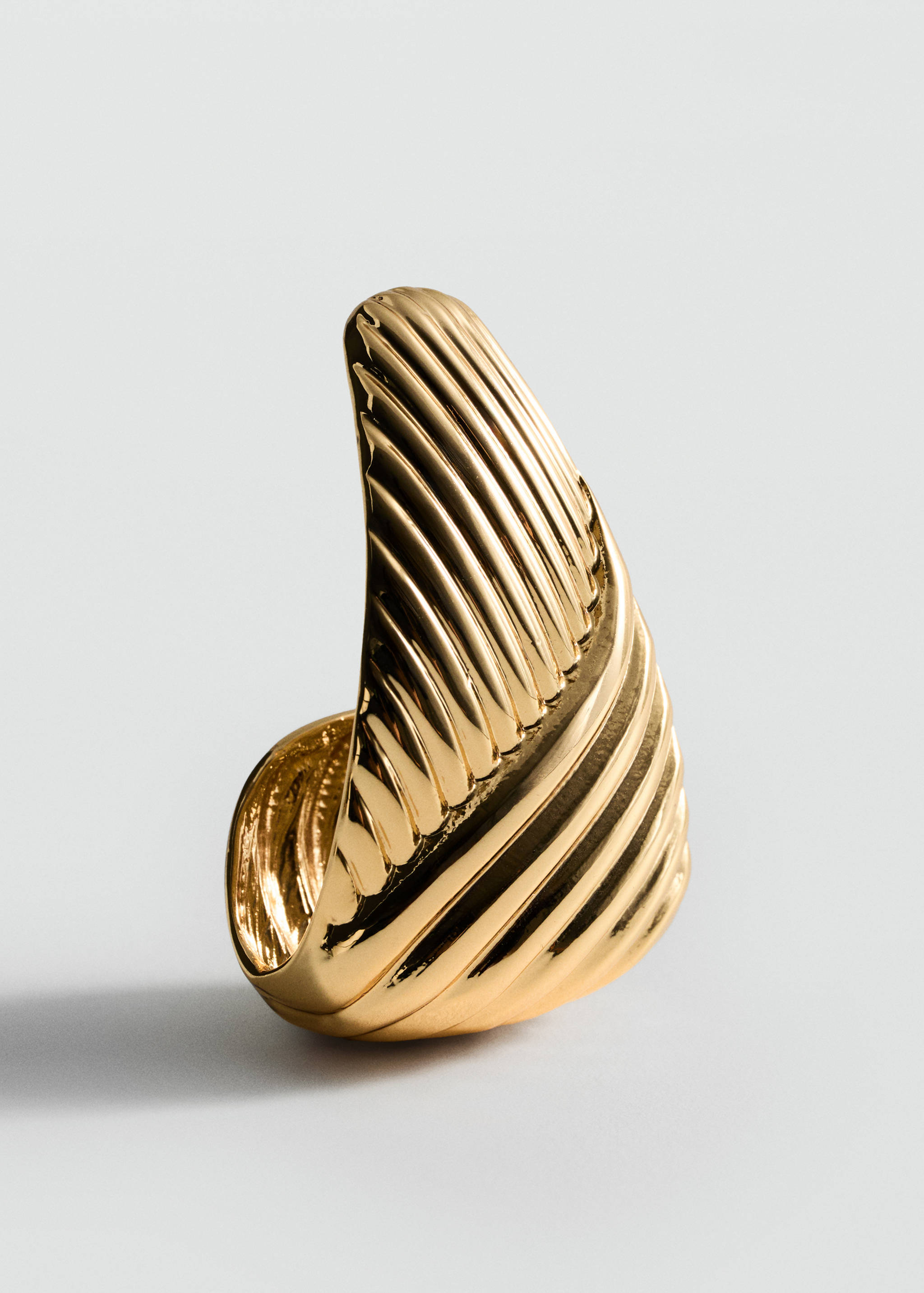 Embossed triangular earrings - Medium plane