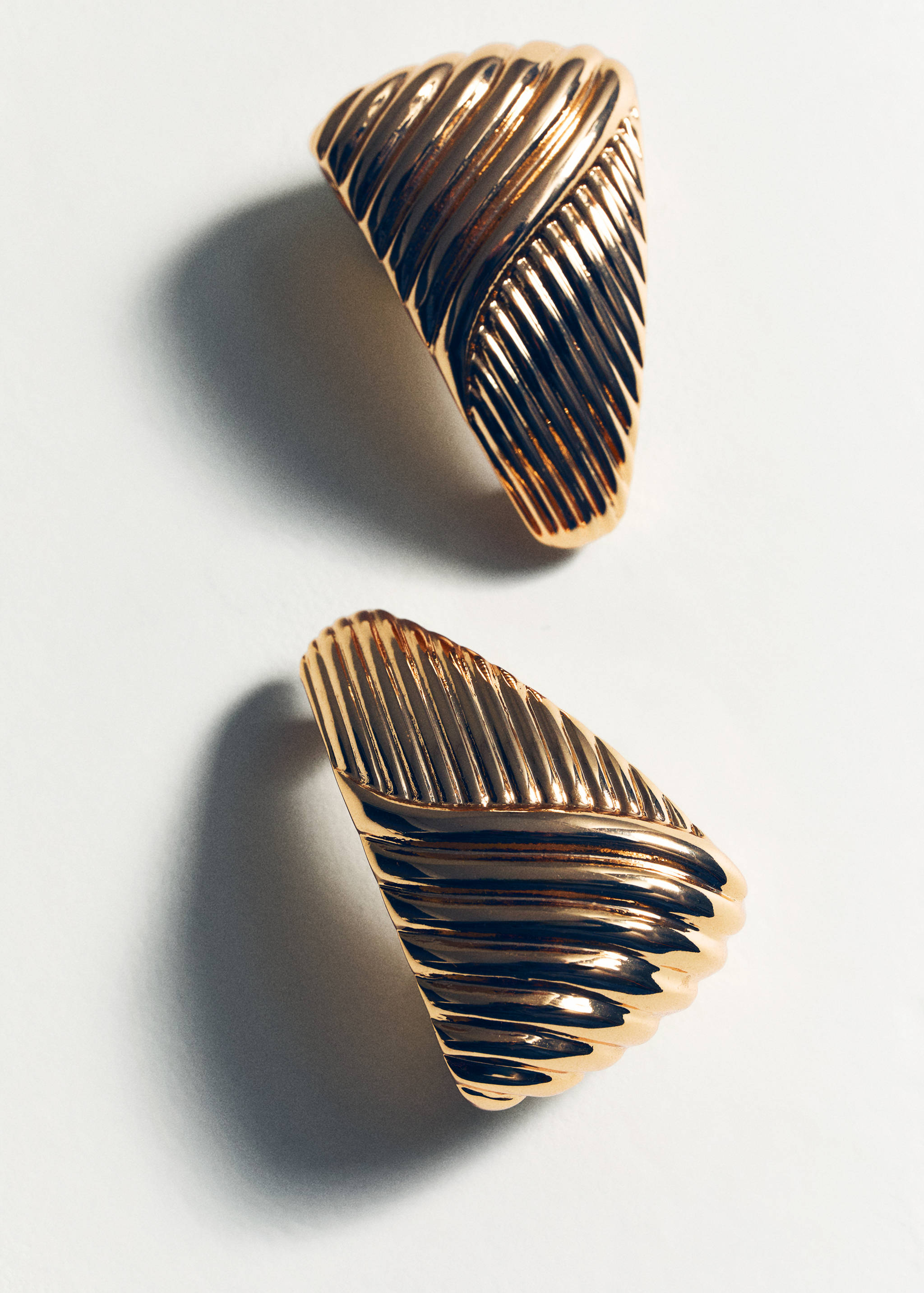 Embossed triangular earrings - Details of the article 5