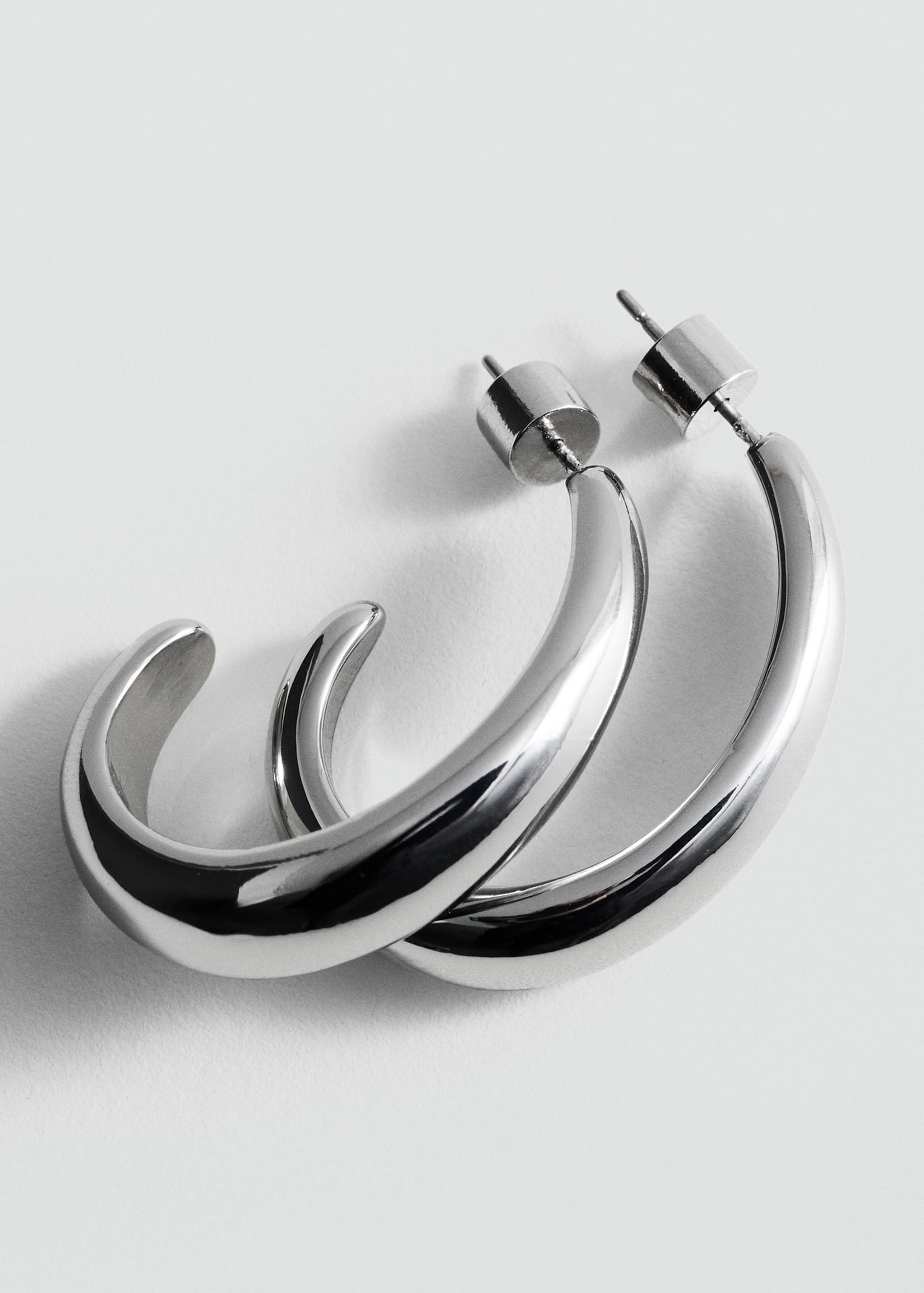 Brincos com argola oval fina - Plano médio