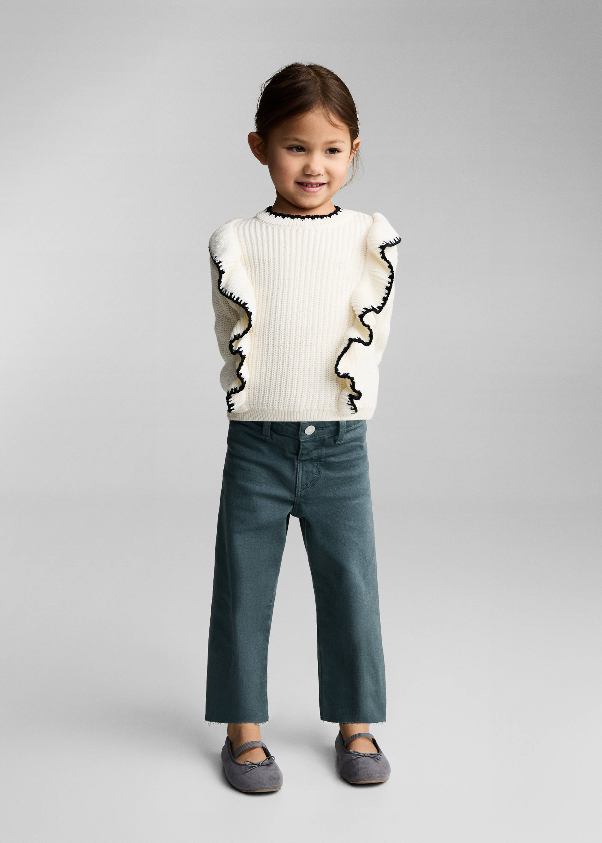 Безшовні джинси з необробленим низом - Загальний план