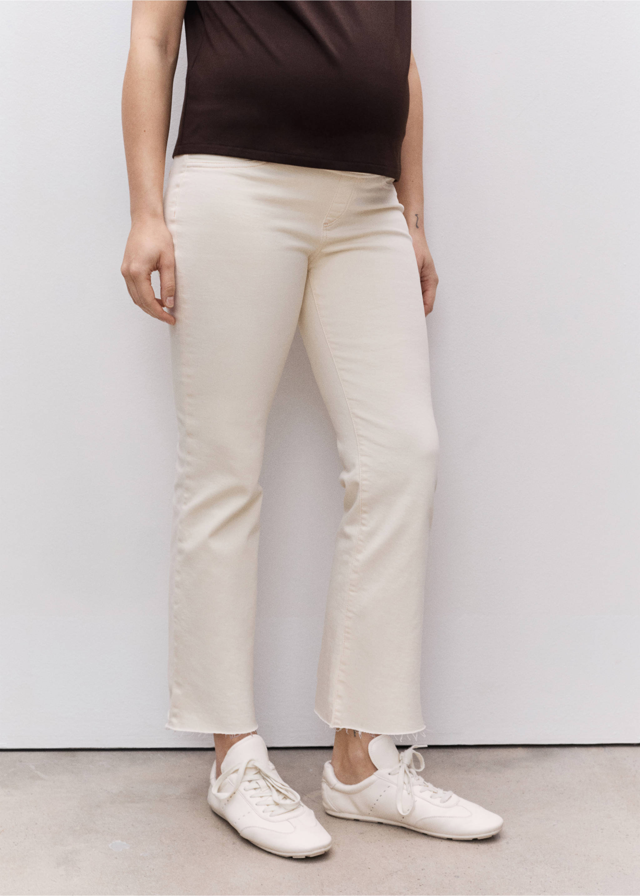 Jean de grossesse flare crop - Plan moyen, Blanc cassé. Ref: 87000632-00.