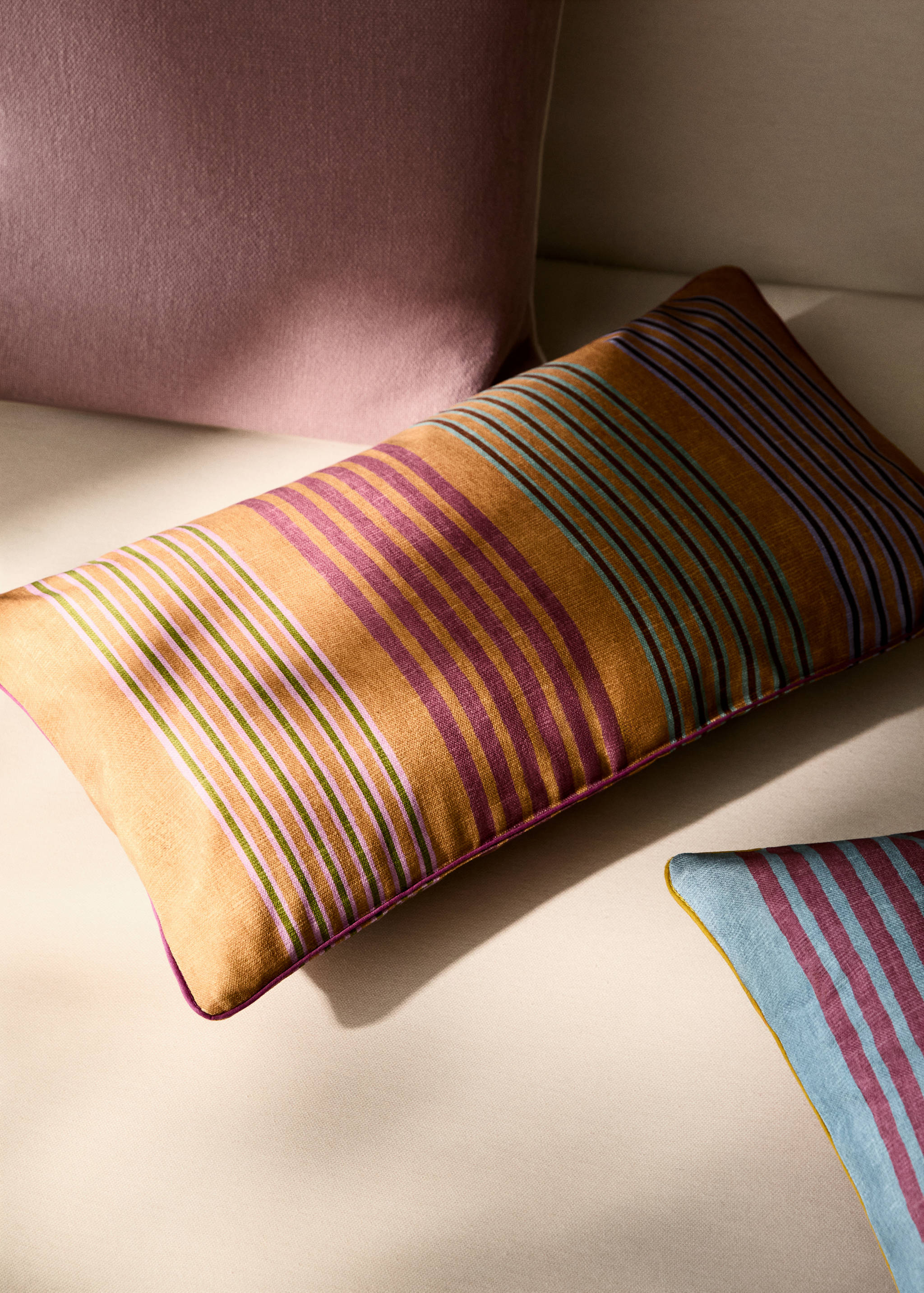 Multi-coloured cushion cover with contrasting trim 30x50 cm - General plane