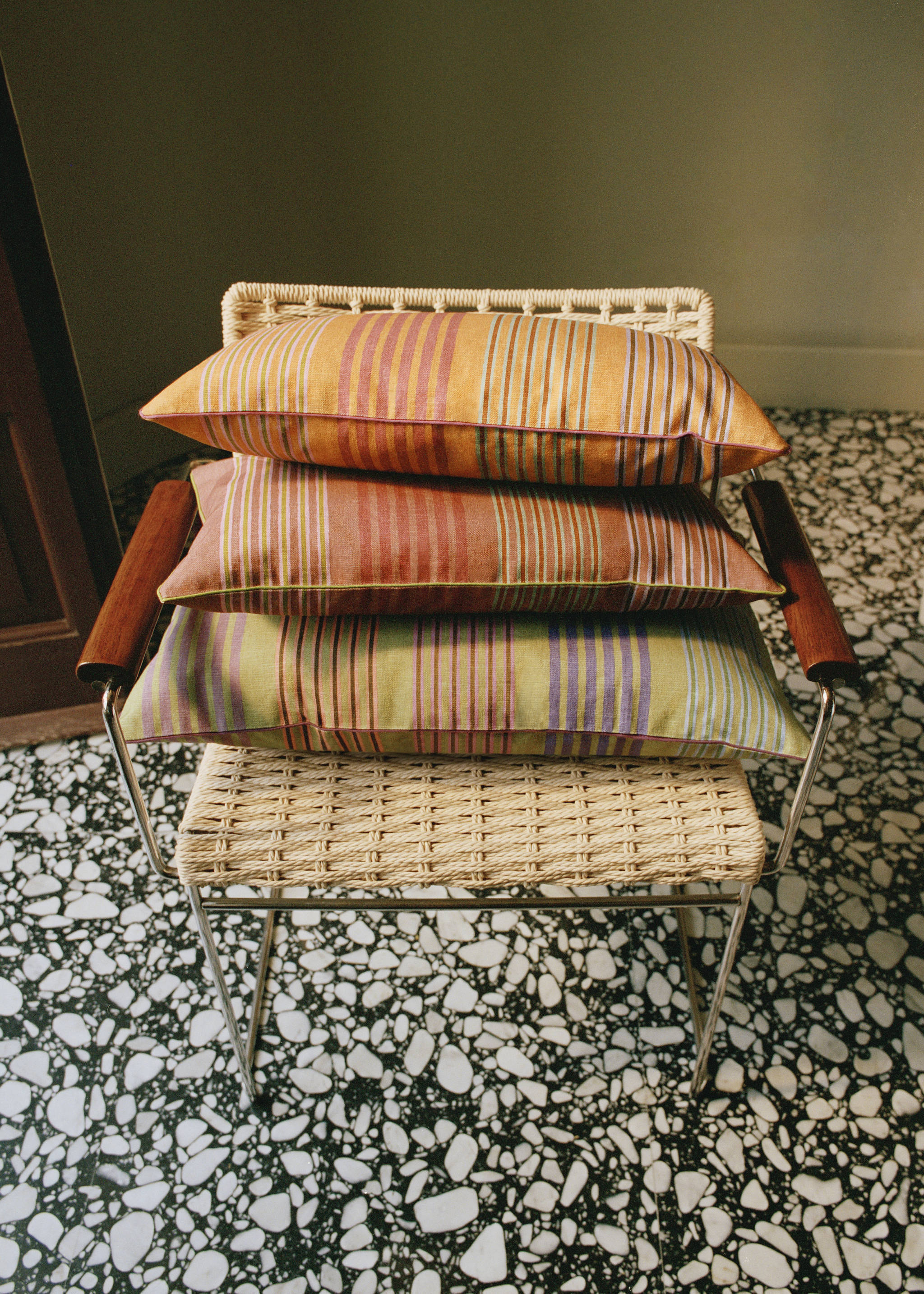 Multi-coloured cushion cover with contrasting trim 30x50 cm - Details of the article 6