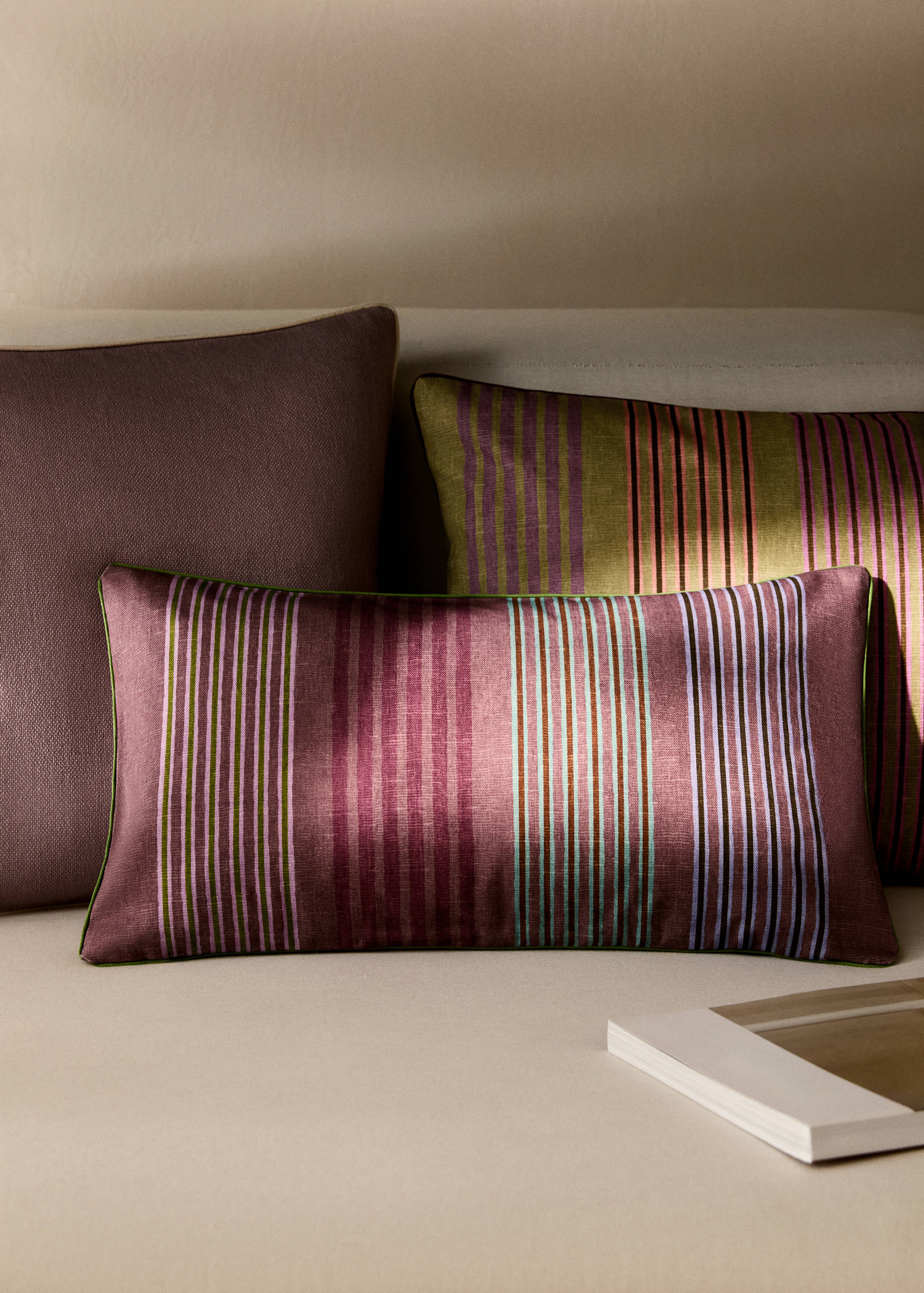Multi-colored cushion cover with contrasting trim 30x50 cm - General plane