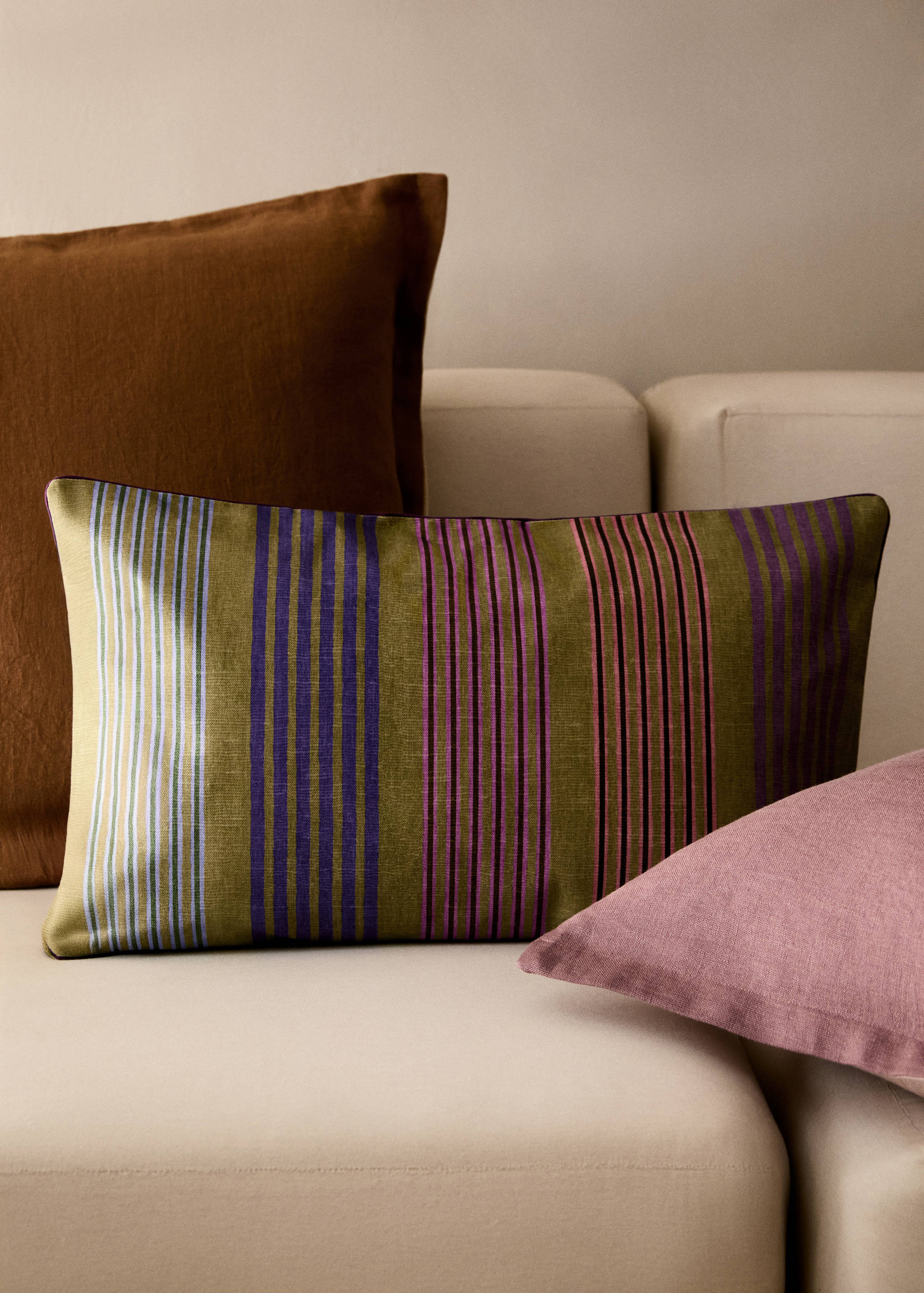 Multi-colored cushion cover with contrasting trim 40x60 cm - General plane