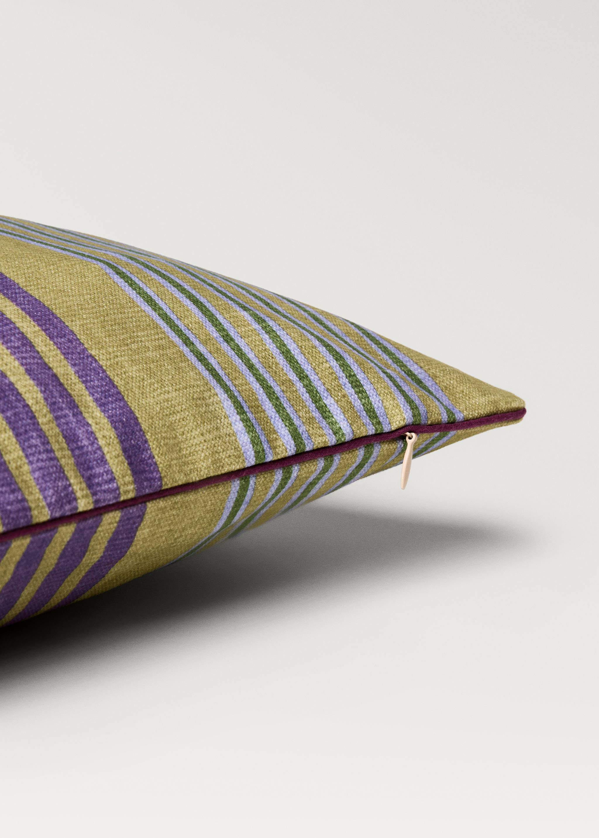 Multi-colored cushion cover with contrasting trim 40x60 cm - Details of the article 2