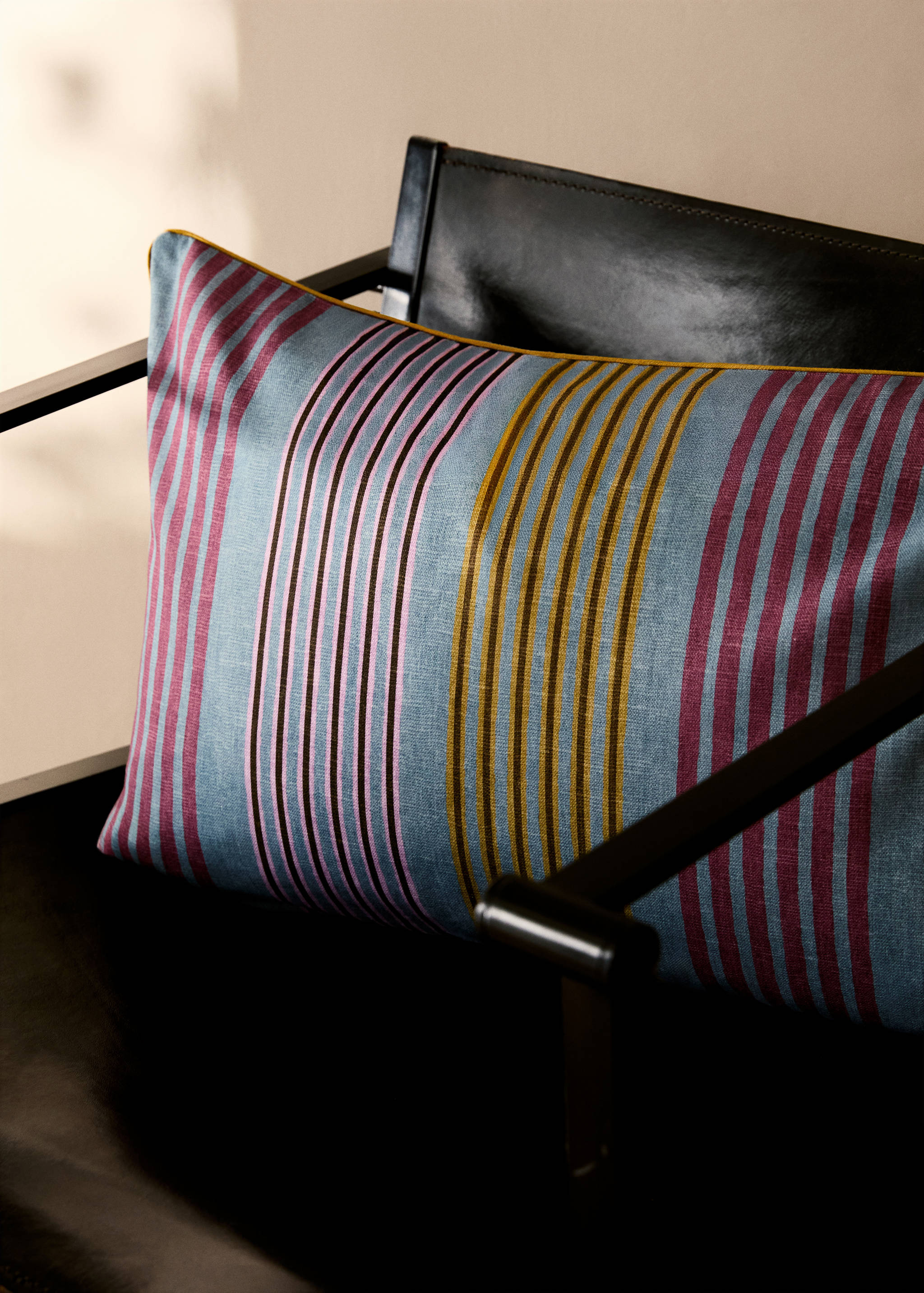 Multi-coloured cushion cover with contrasting trim 40x60 cm - General plane