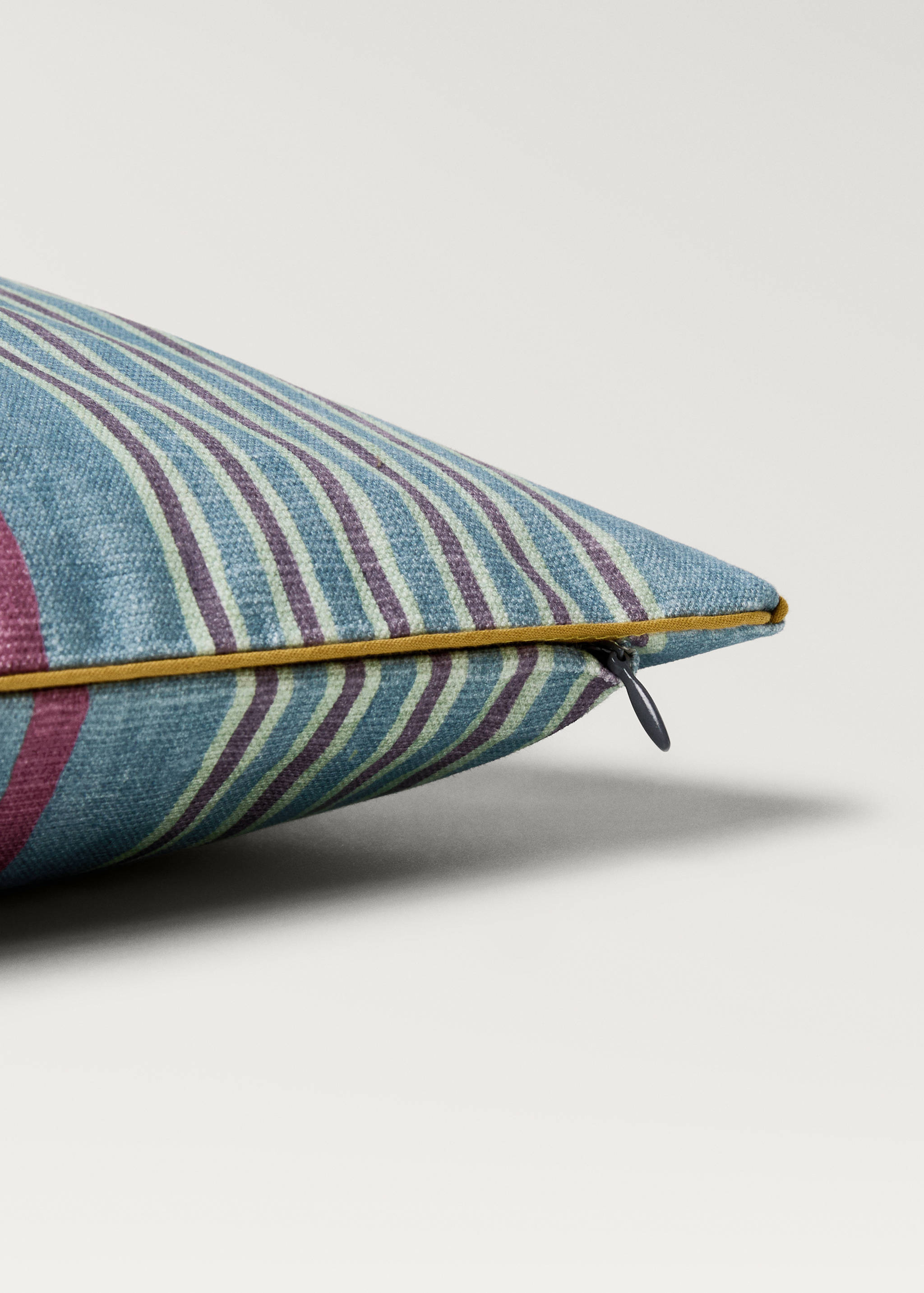 Multi-coloured cushion cover with contrasting trim 40x60 cm - Details of the article 2