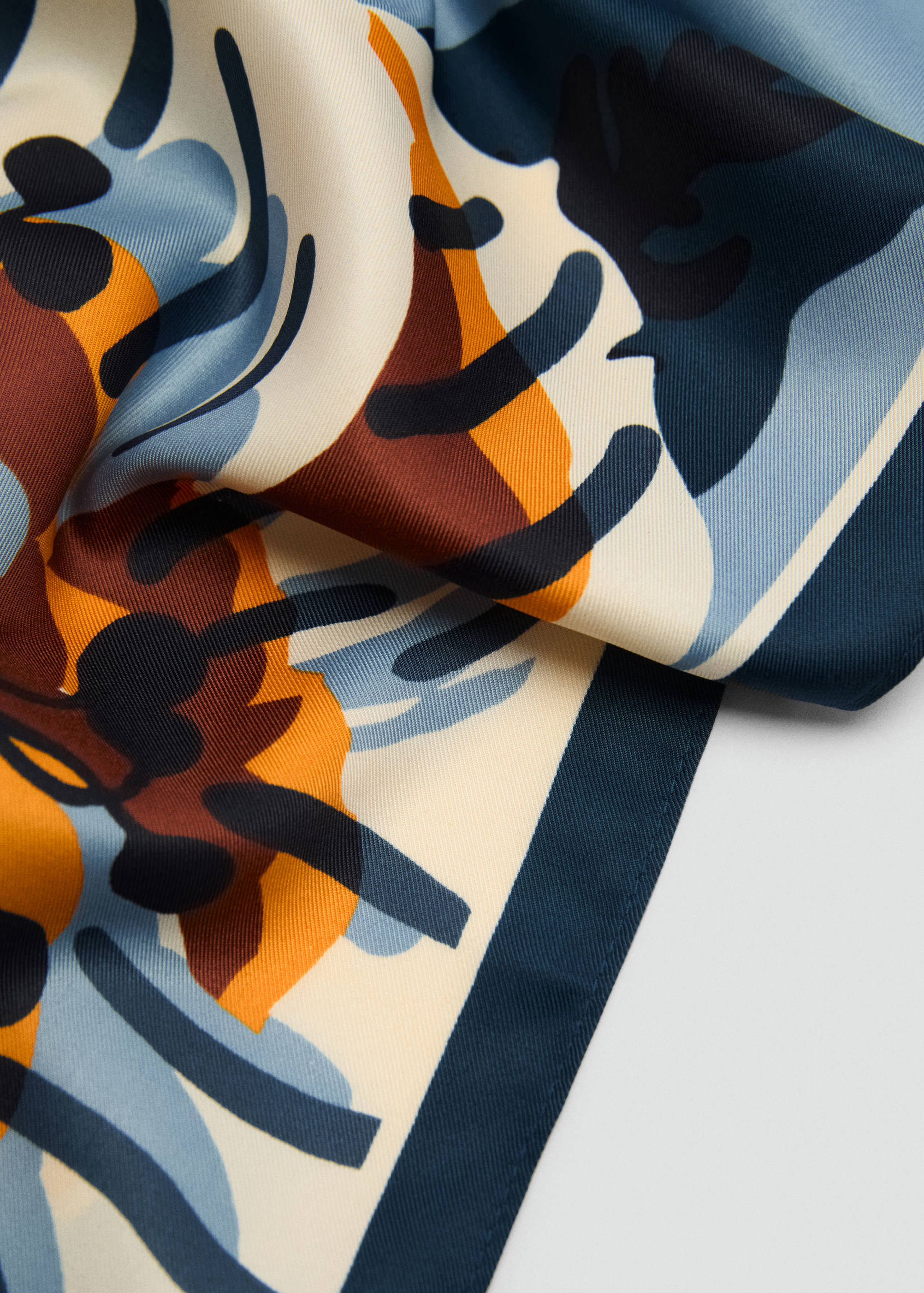 Pañuelo satinado floral - Plano medio