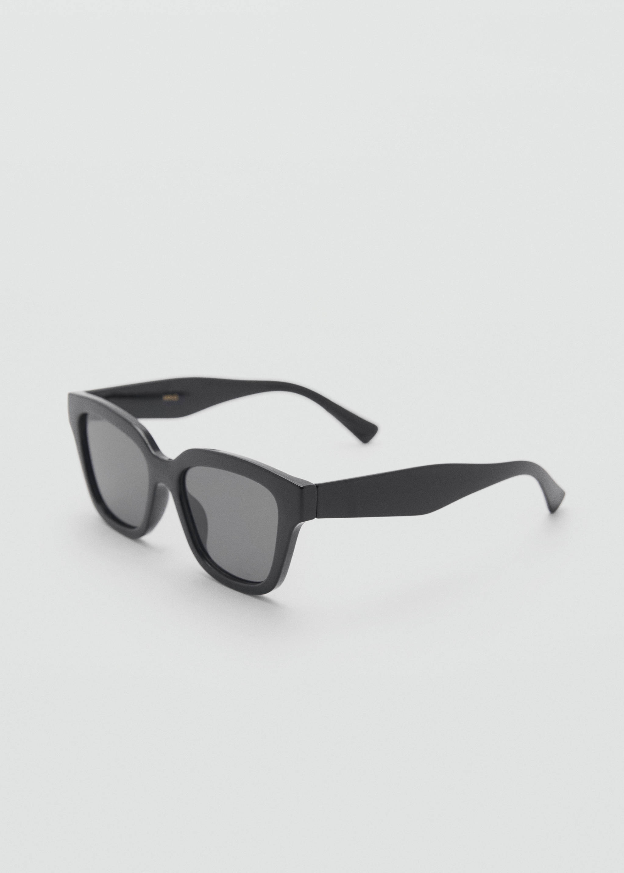 Lunettes de soleil monture plastique - Plan moyen