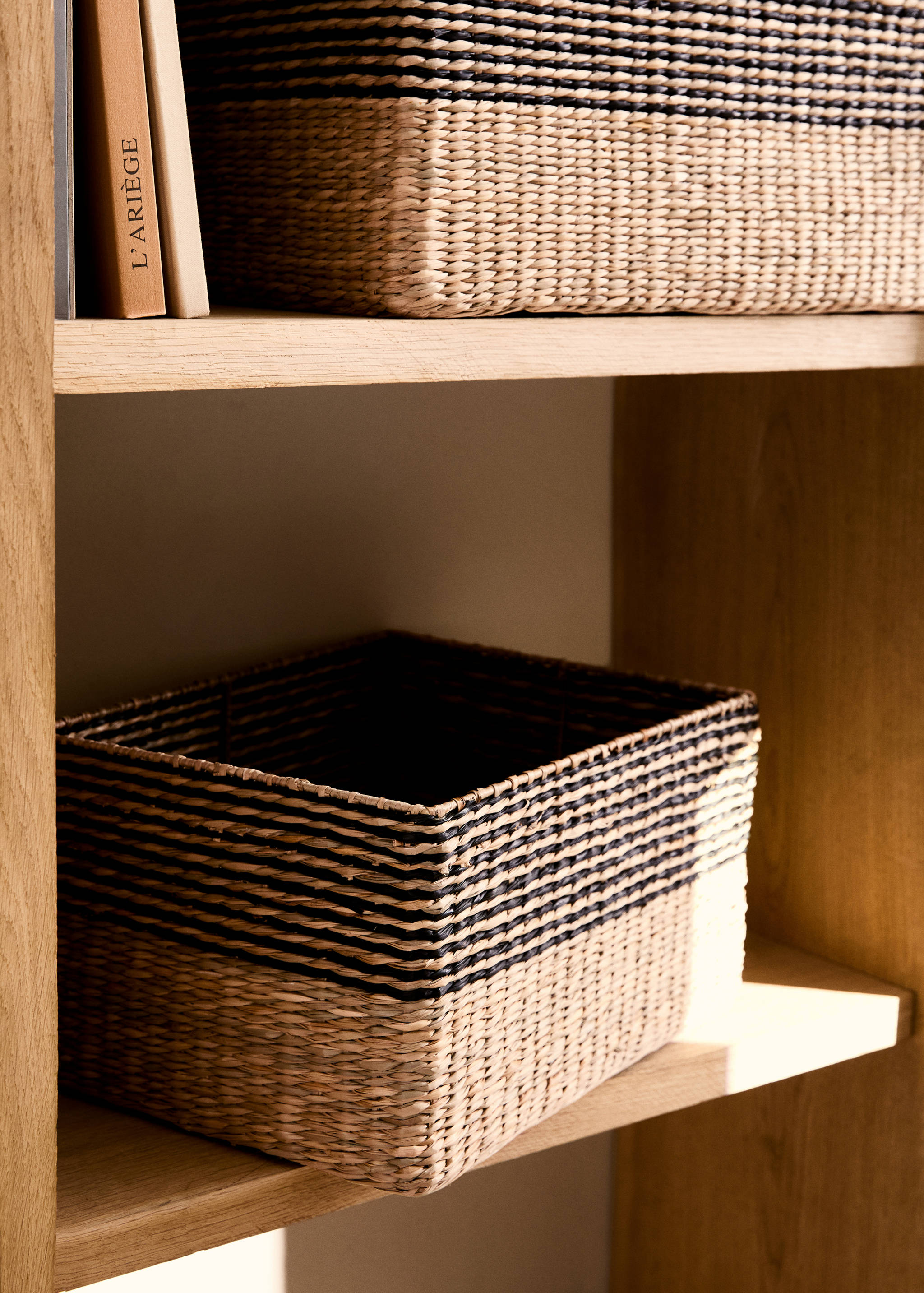 Seagrass basket with small stripes design - General plane