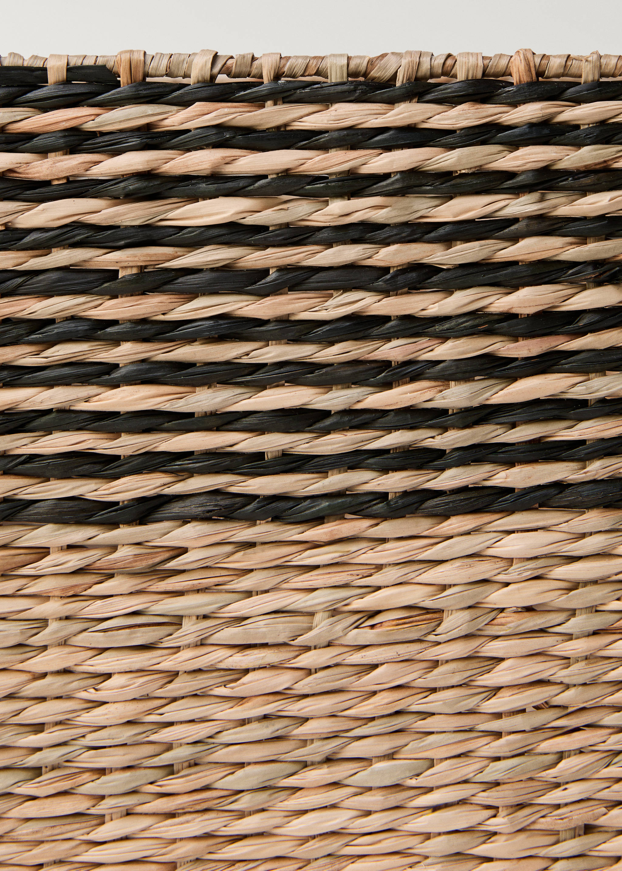 Seagrass basket with small stripes design - Details of the article 2