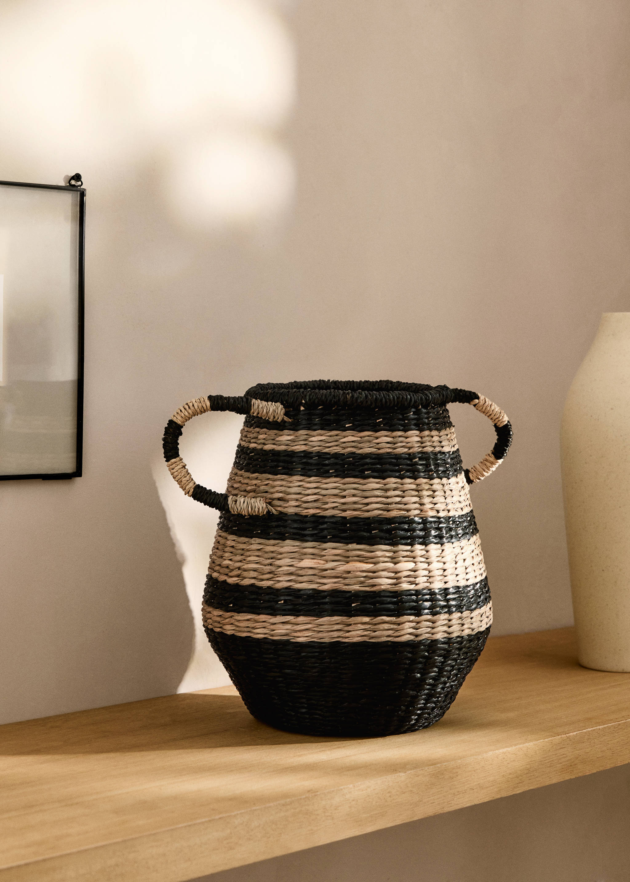 Natural fiber basket with stripe design - General plane