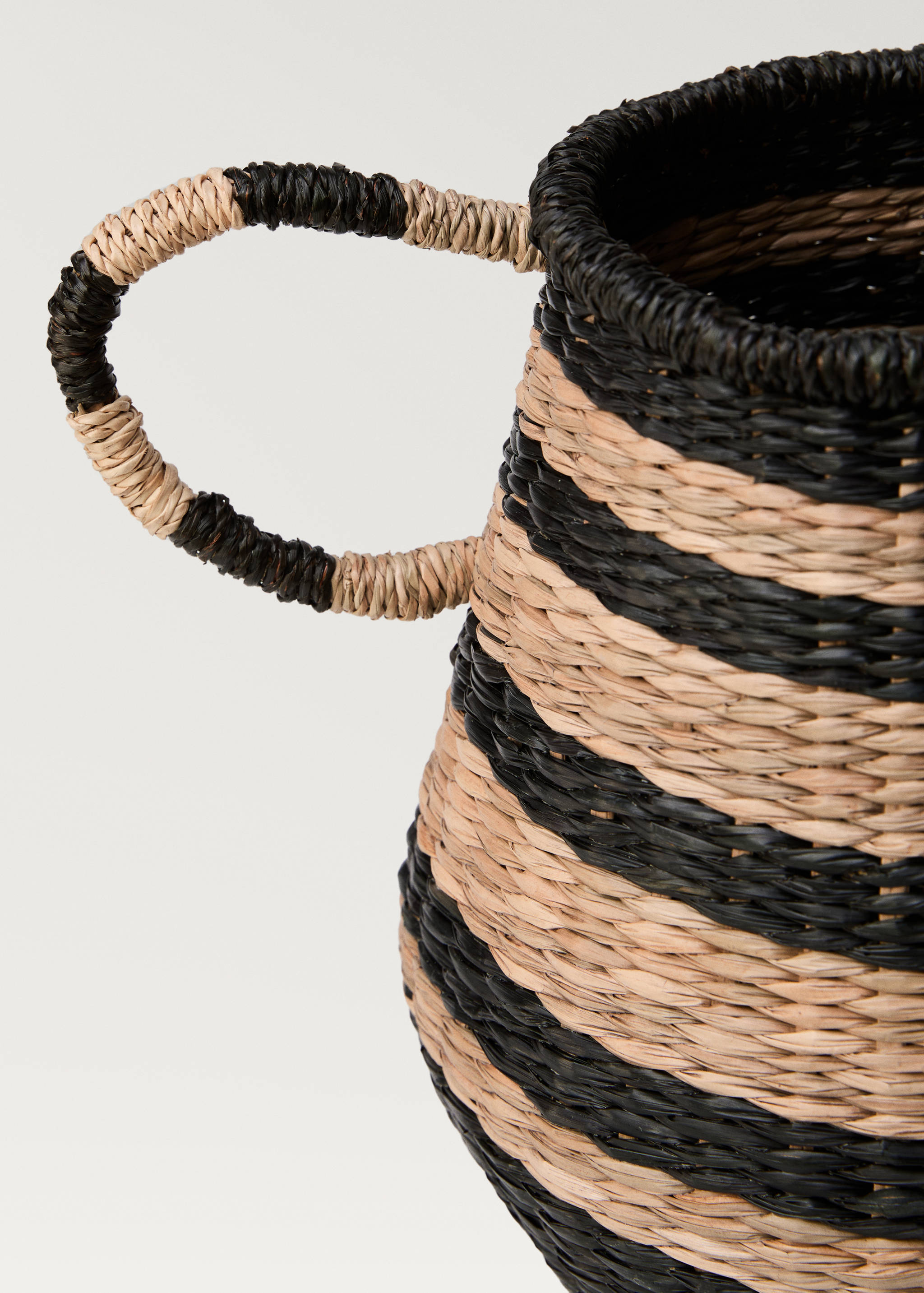 Natural fiber basket with stripe design - Details of the article 1