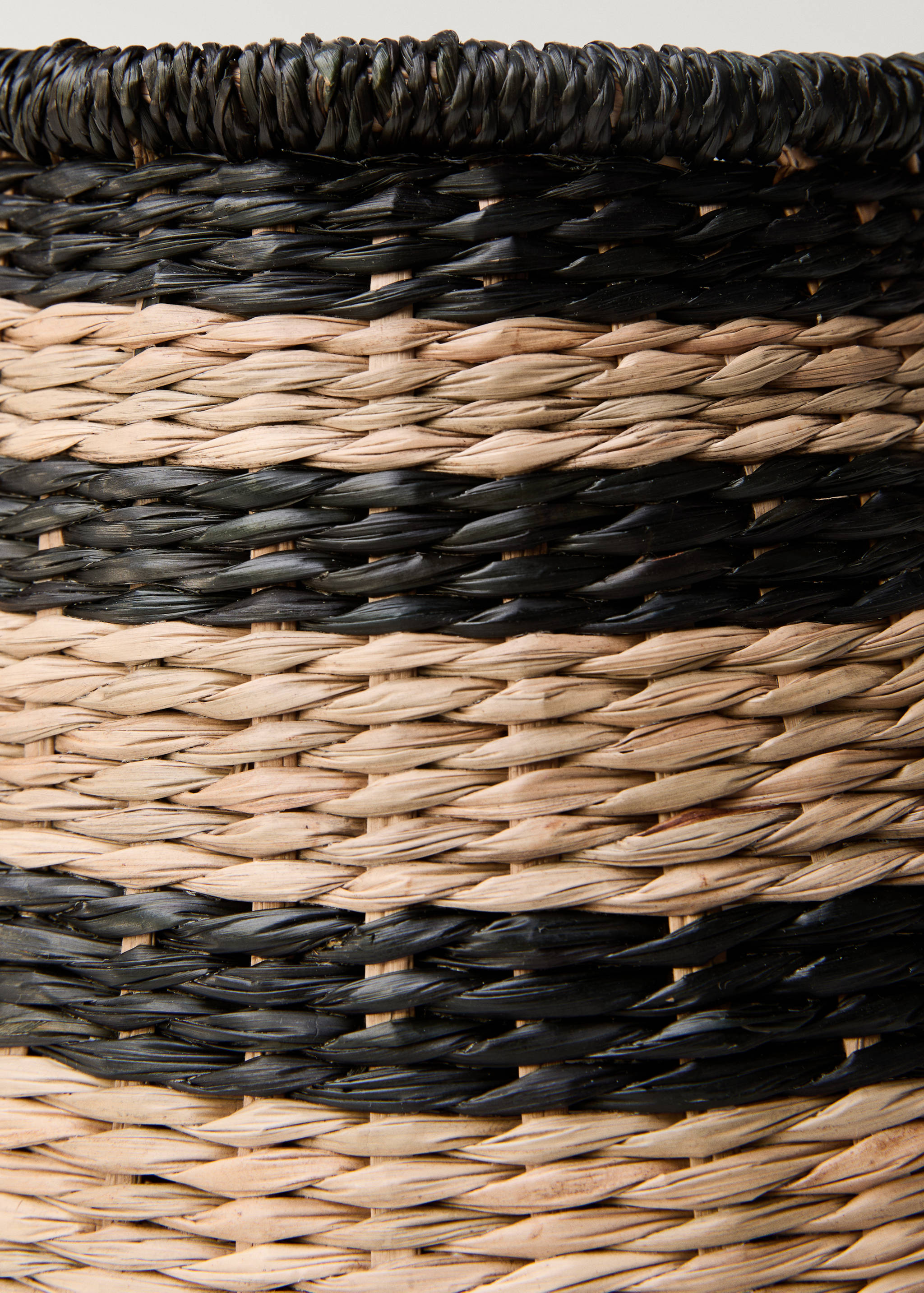 Natural fiber basket with stripe design - Details of the article 3