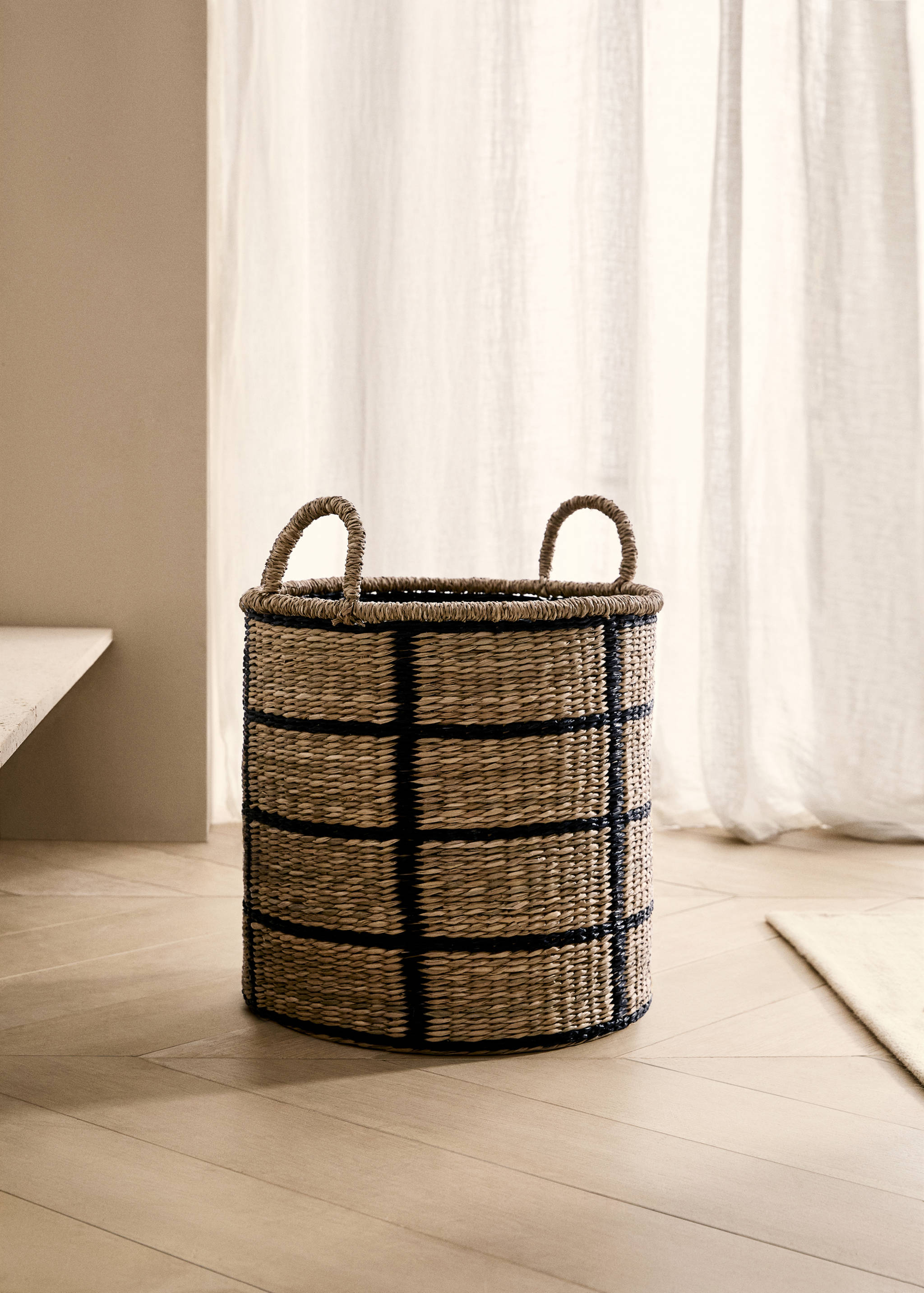 Natural-fiber basket with checked detail - General plane