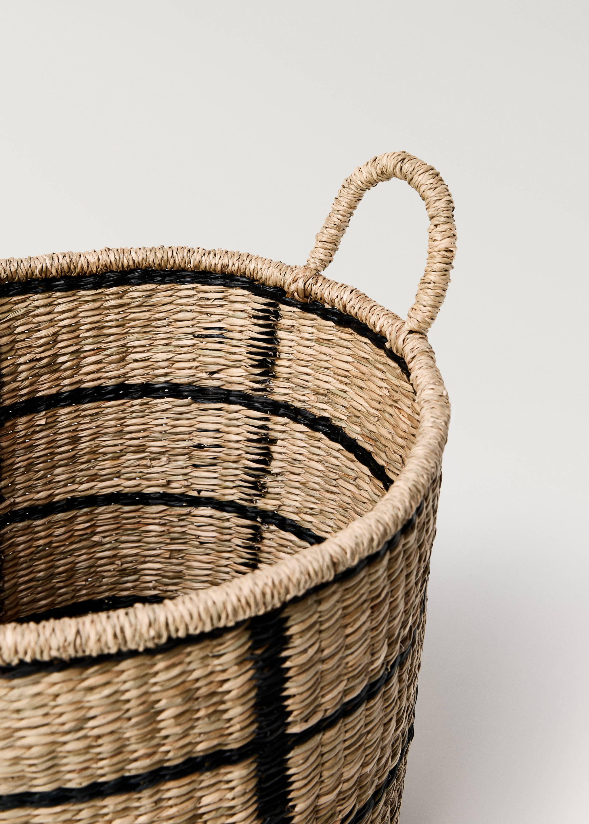 Natural-fiber basket with checked detail - Details of the article 1