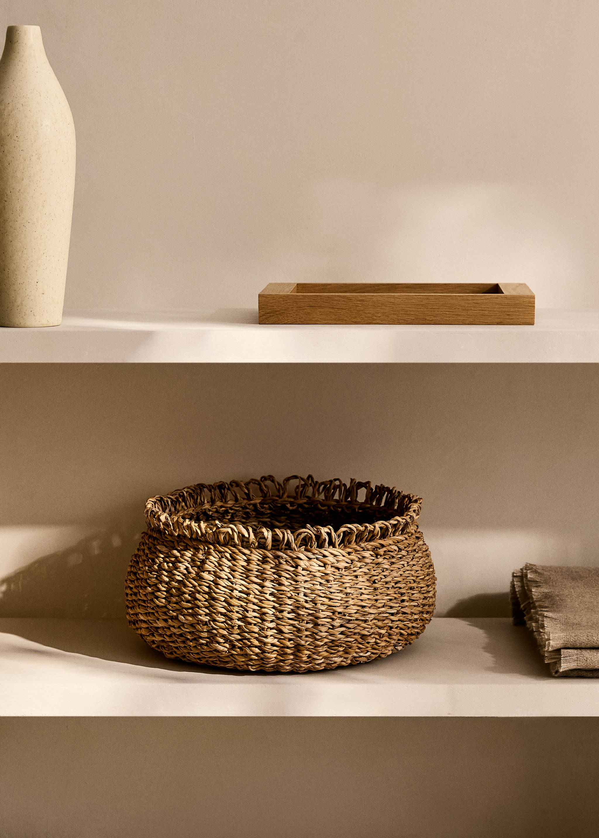 Small natural fibre round basket - General plane