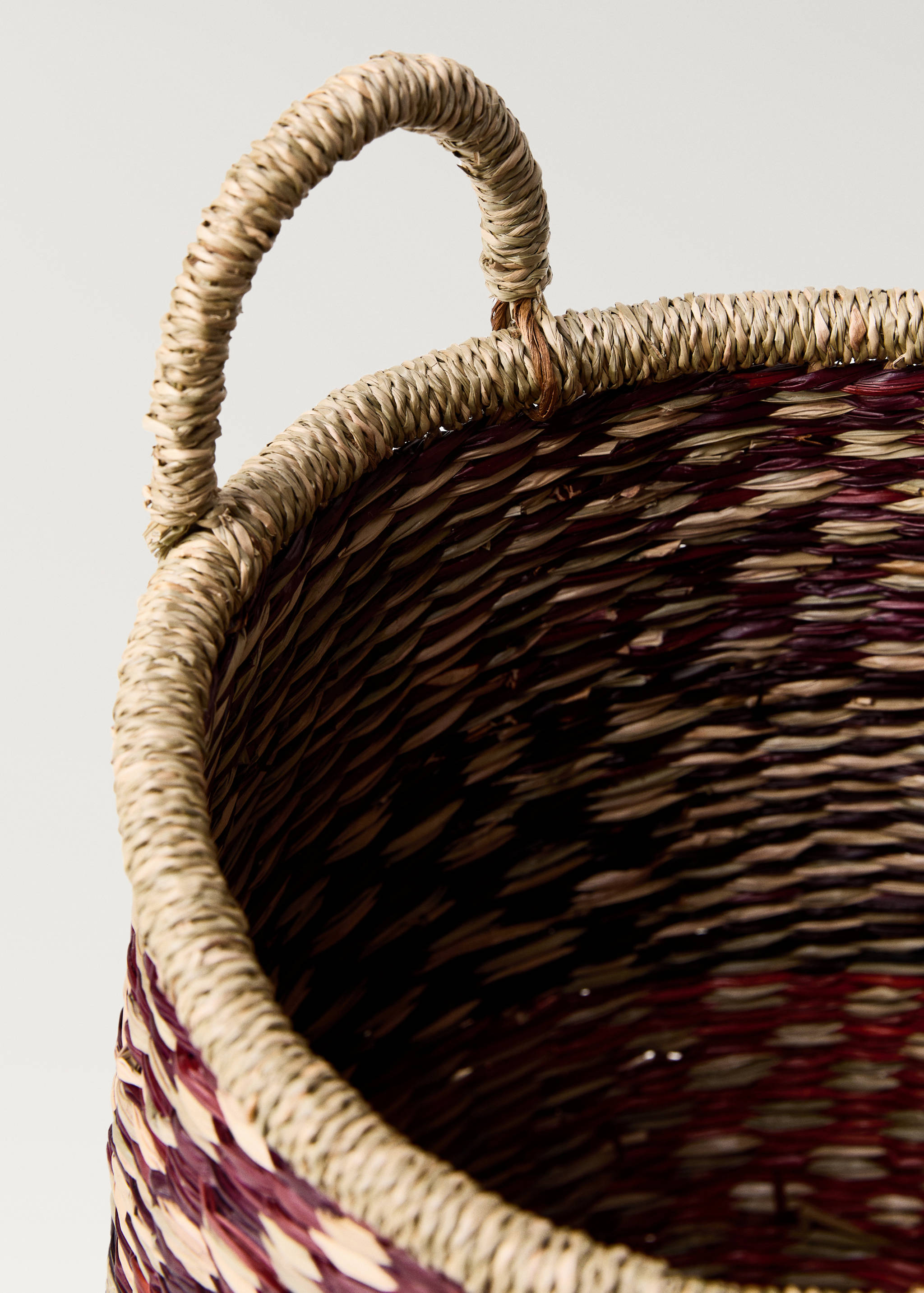 Colored seagrass basket with double handles - Details of the article 2