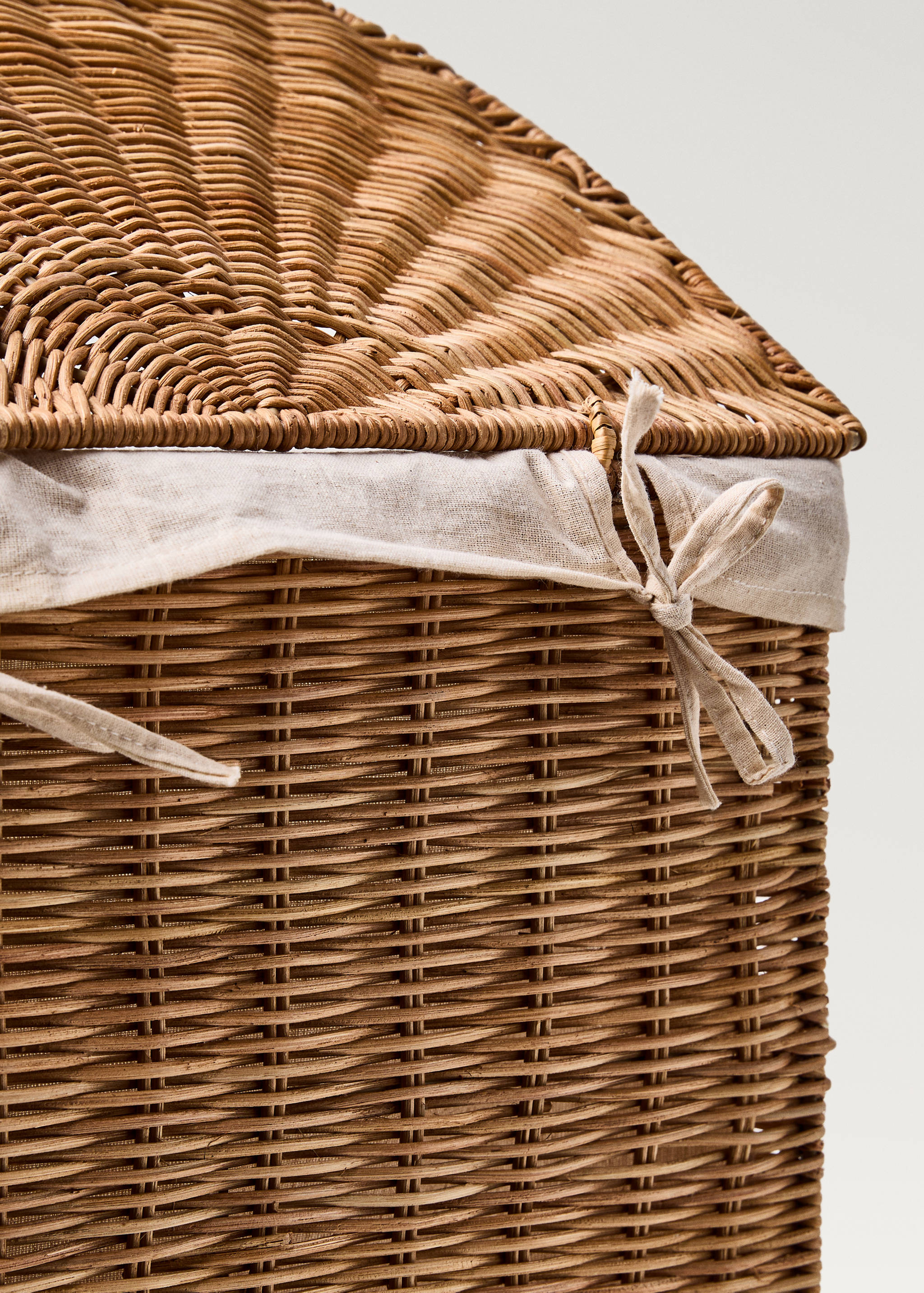 Rattan laundry basket with inner lining - Details of the article 2