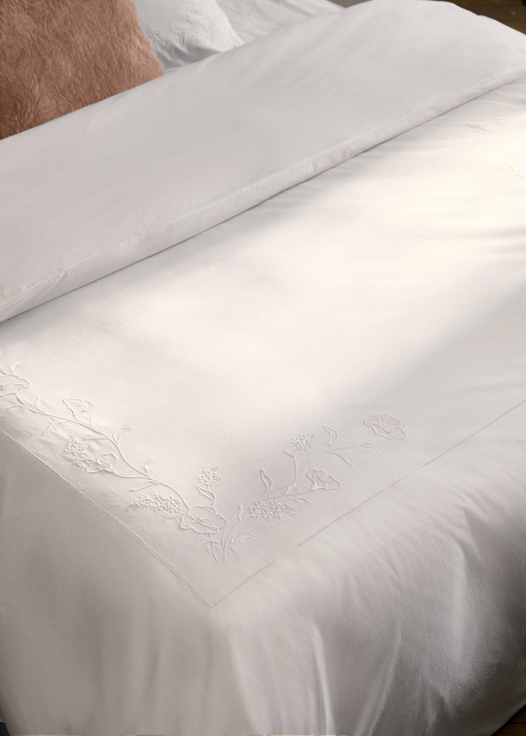 Cotton duvet cover with hand-embroidered flowers for 150/160 cm bed - Details of the article 8