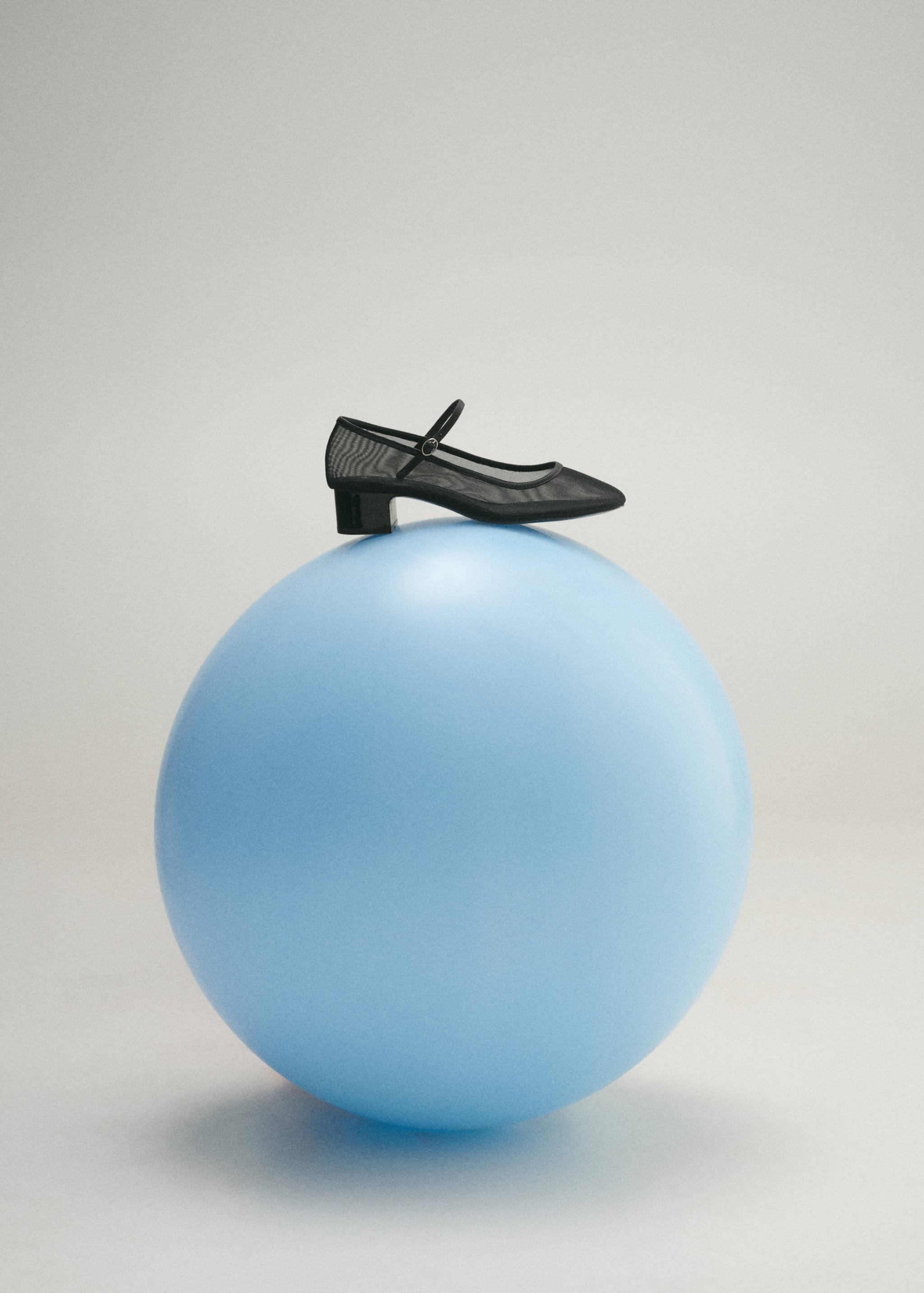 Mesh shoes with buckle strap - General plane