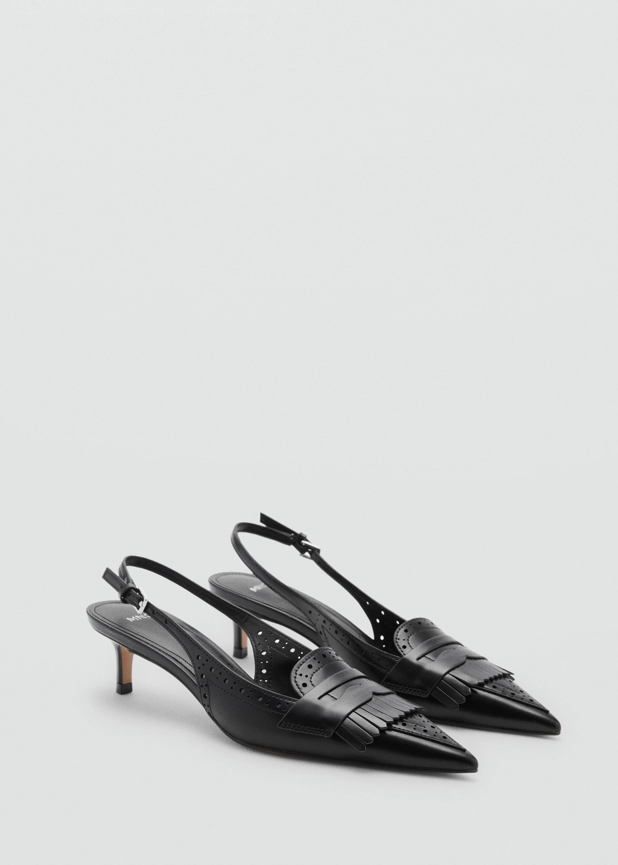 Pantofi cu franjuri la toc - Plan mediu