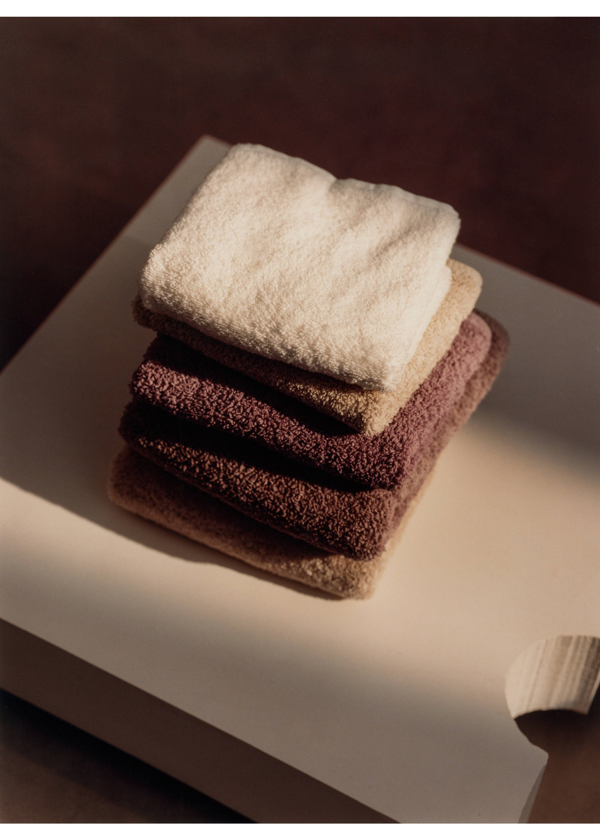 Hand towel with dyed piece - Details of the article 6, Plum. Ref: 87003330-00.