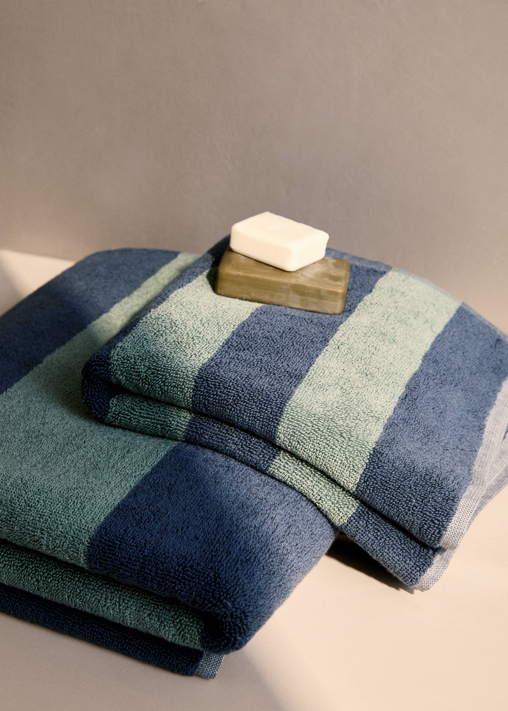 Handduk med tvåfärgade ränder - Allmän bild