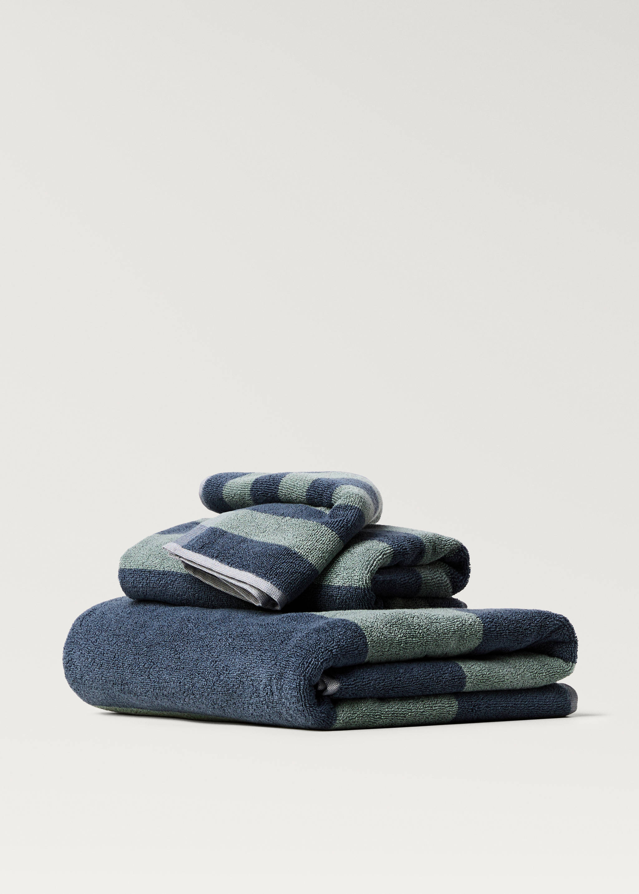 Handduk med tvåfärgade ränder - Artikel utan modell