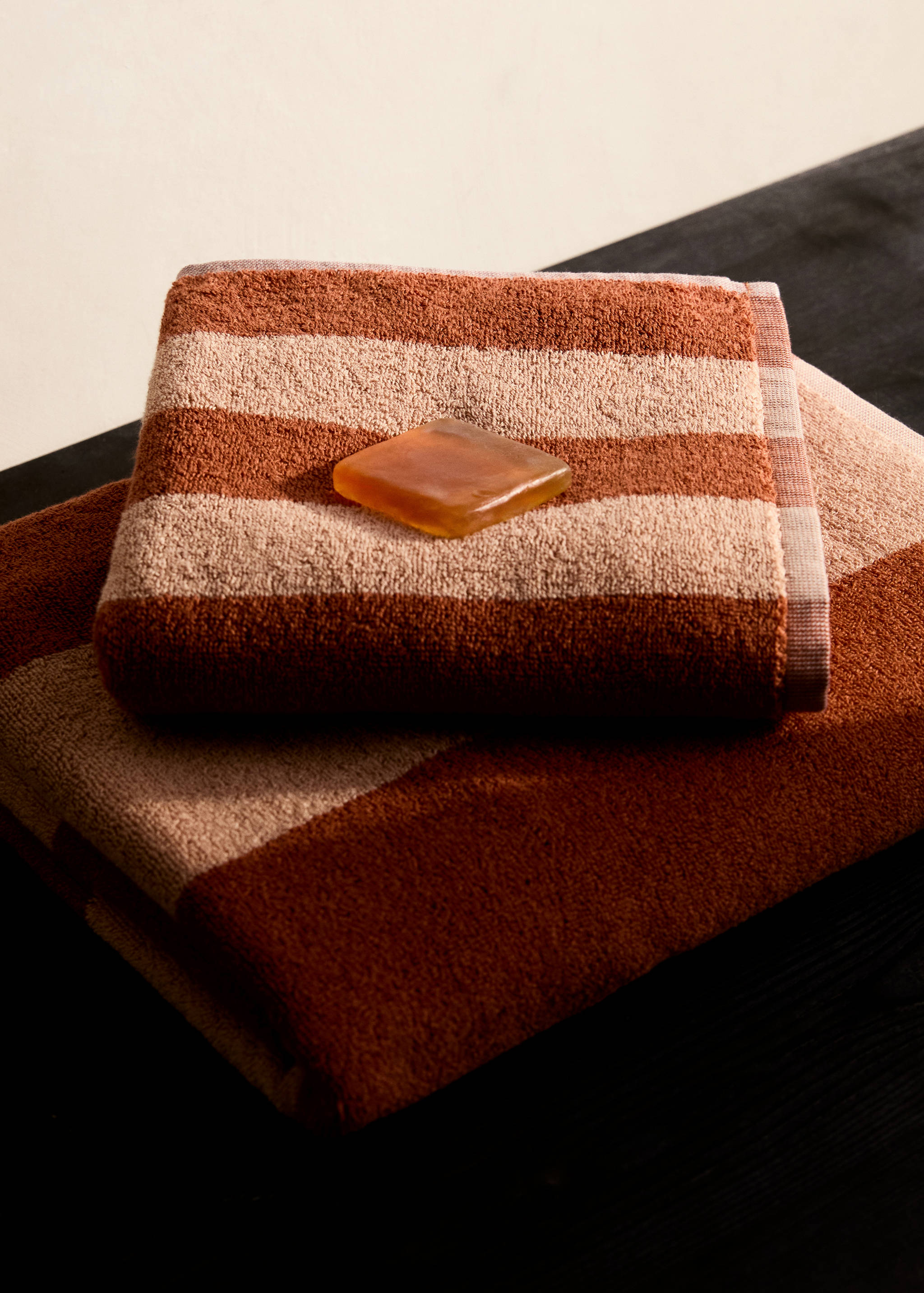 Handduk med tvåfärgade ränder - Allmän bild