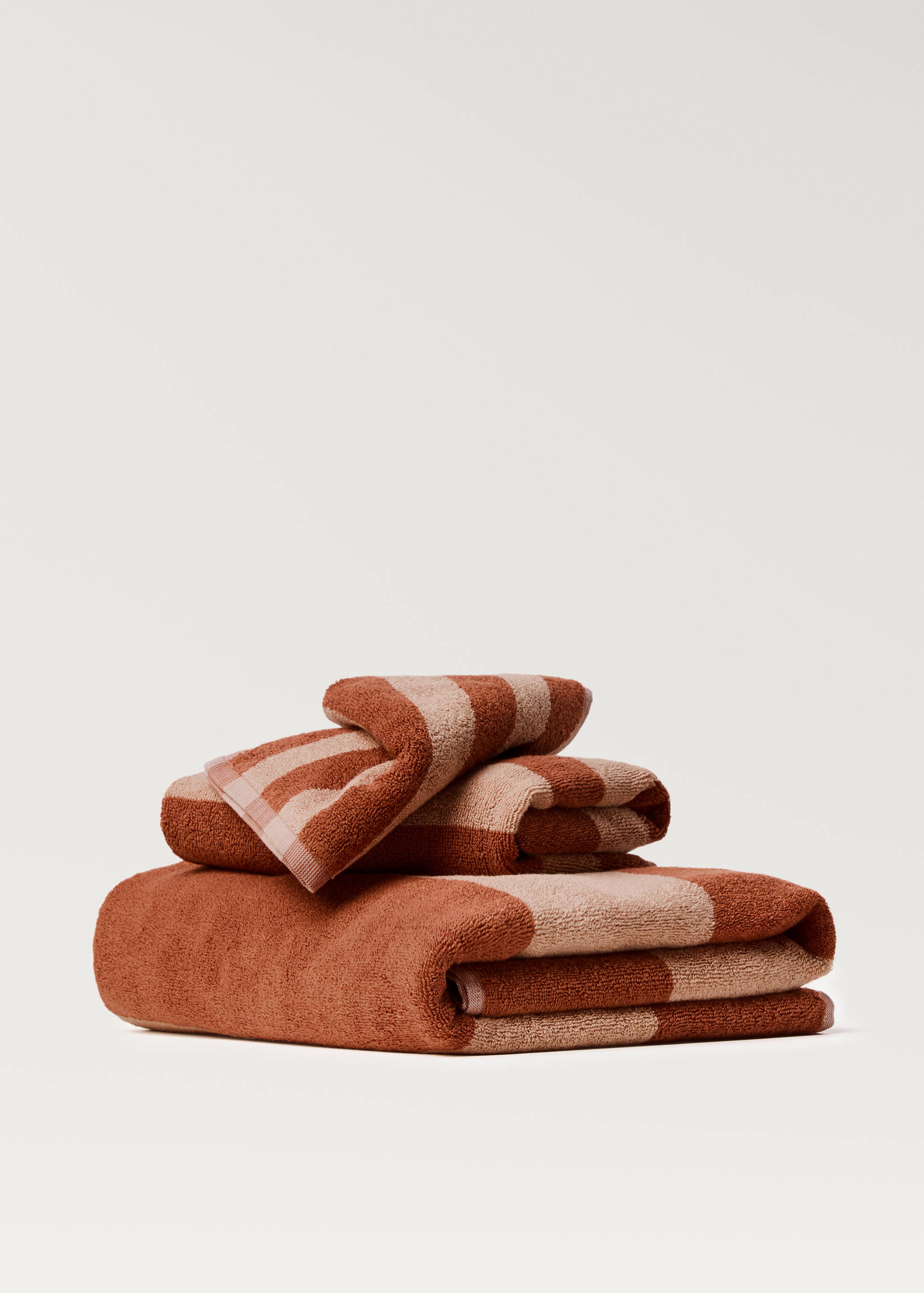 Handduk med tvåfärgade ränder - Artikel utan modell