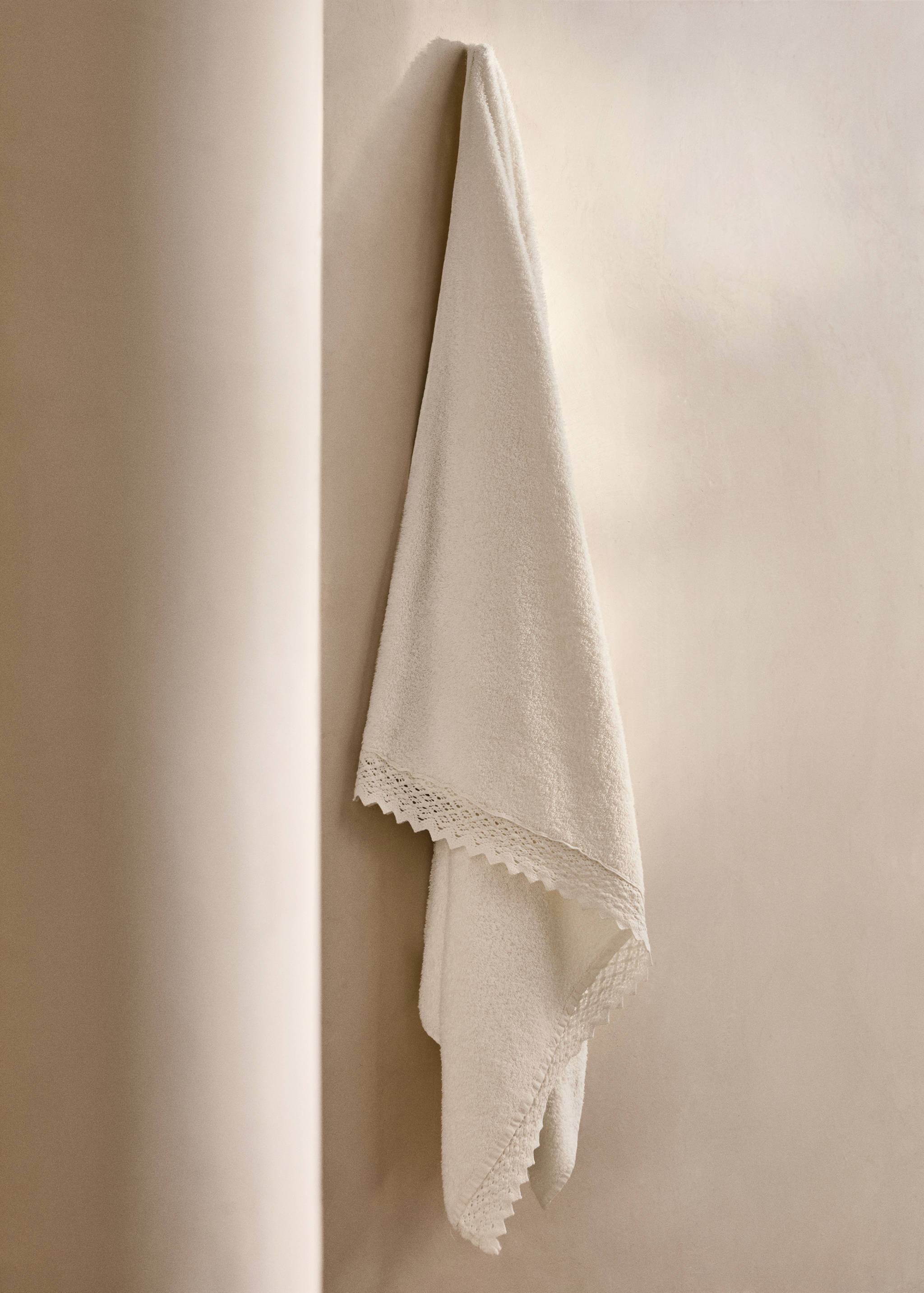Bath towel with lace - General plane