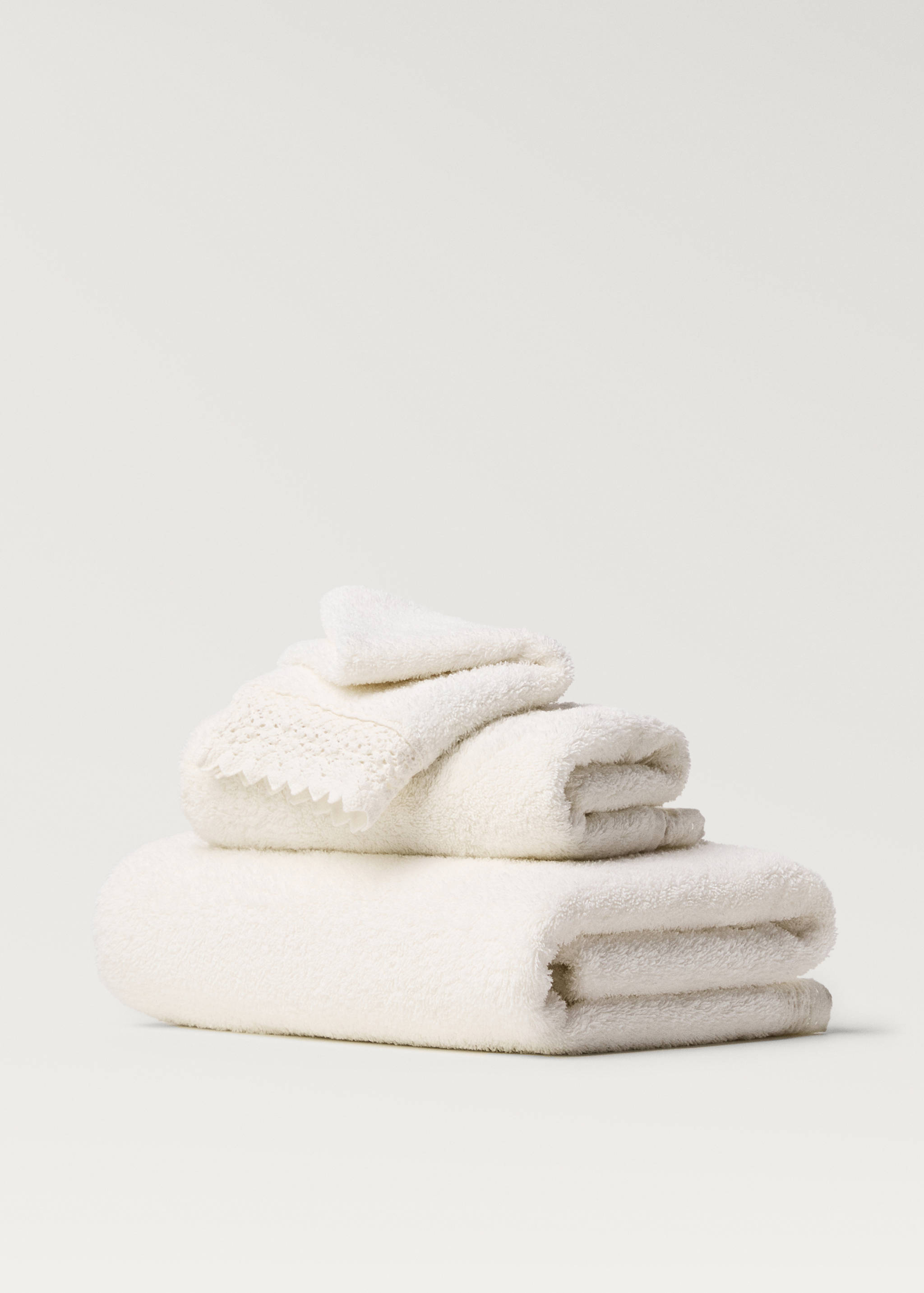 Bath towel with lace - Article without model