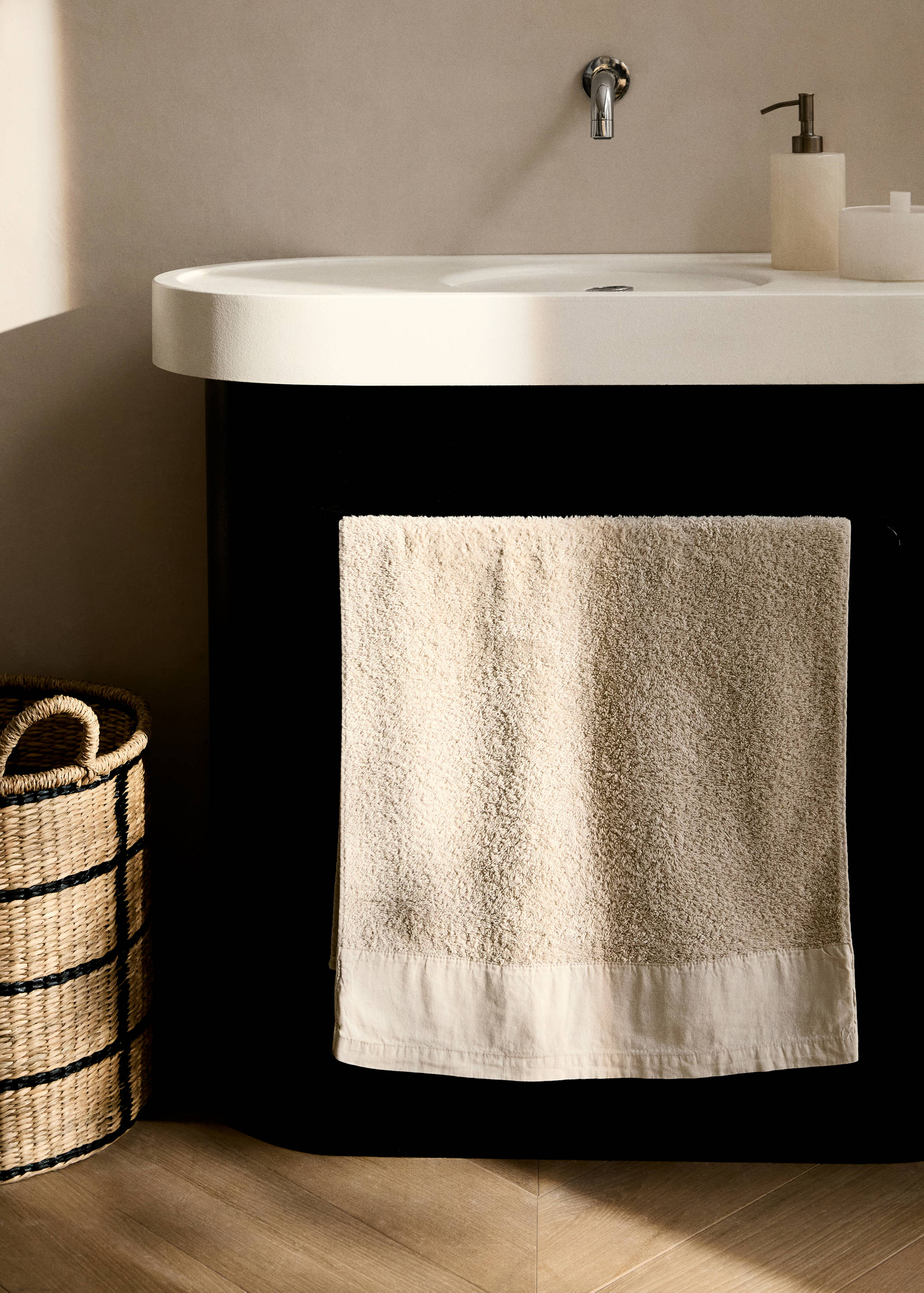 Hand towel with linen trim - General plane
