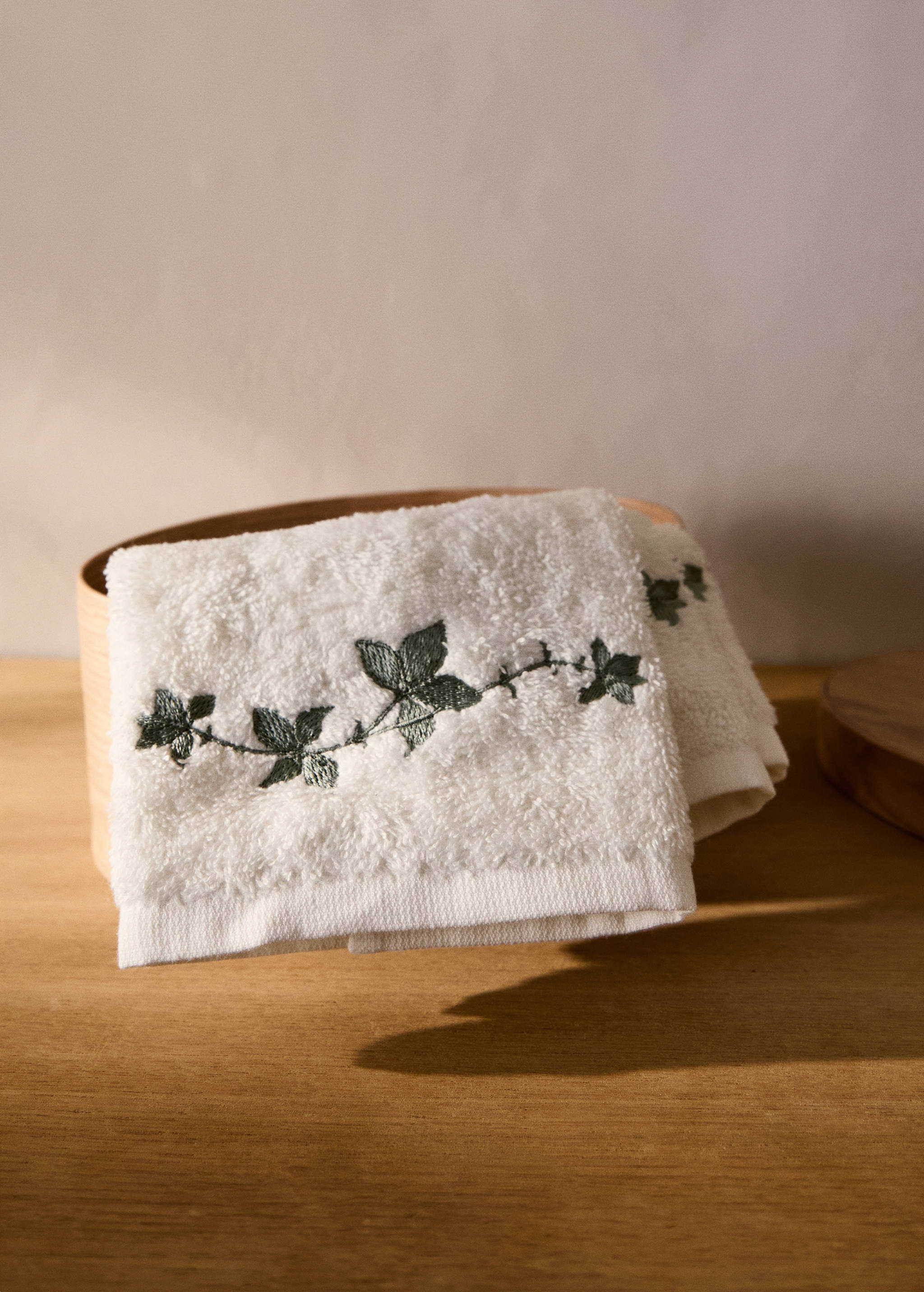 Set of 3 towels with embroidered leaf - General plane