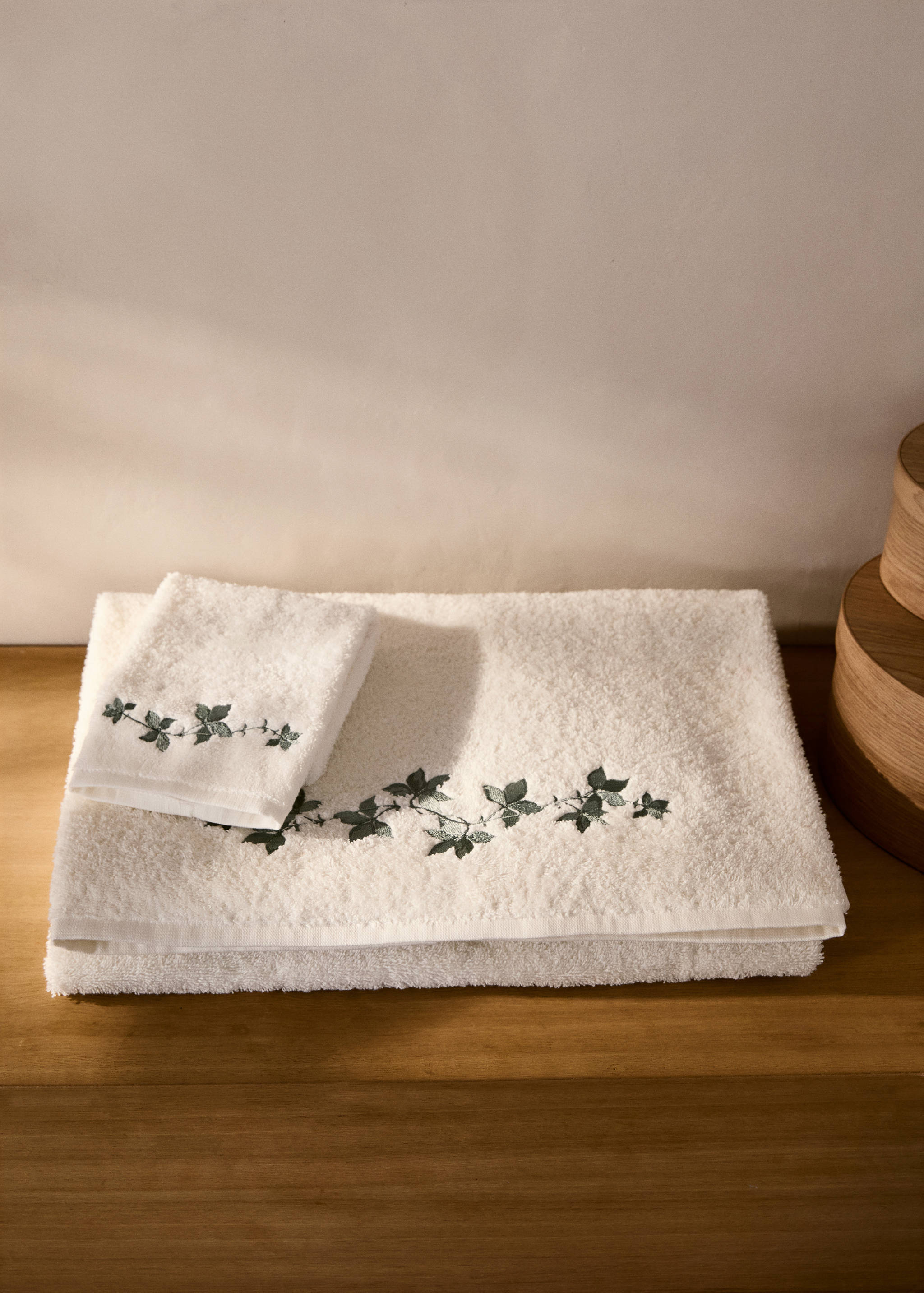 Cotton floral-embroidered bath towel - General plane